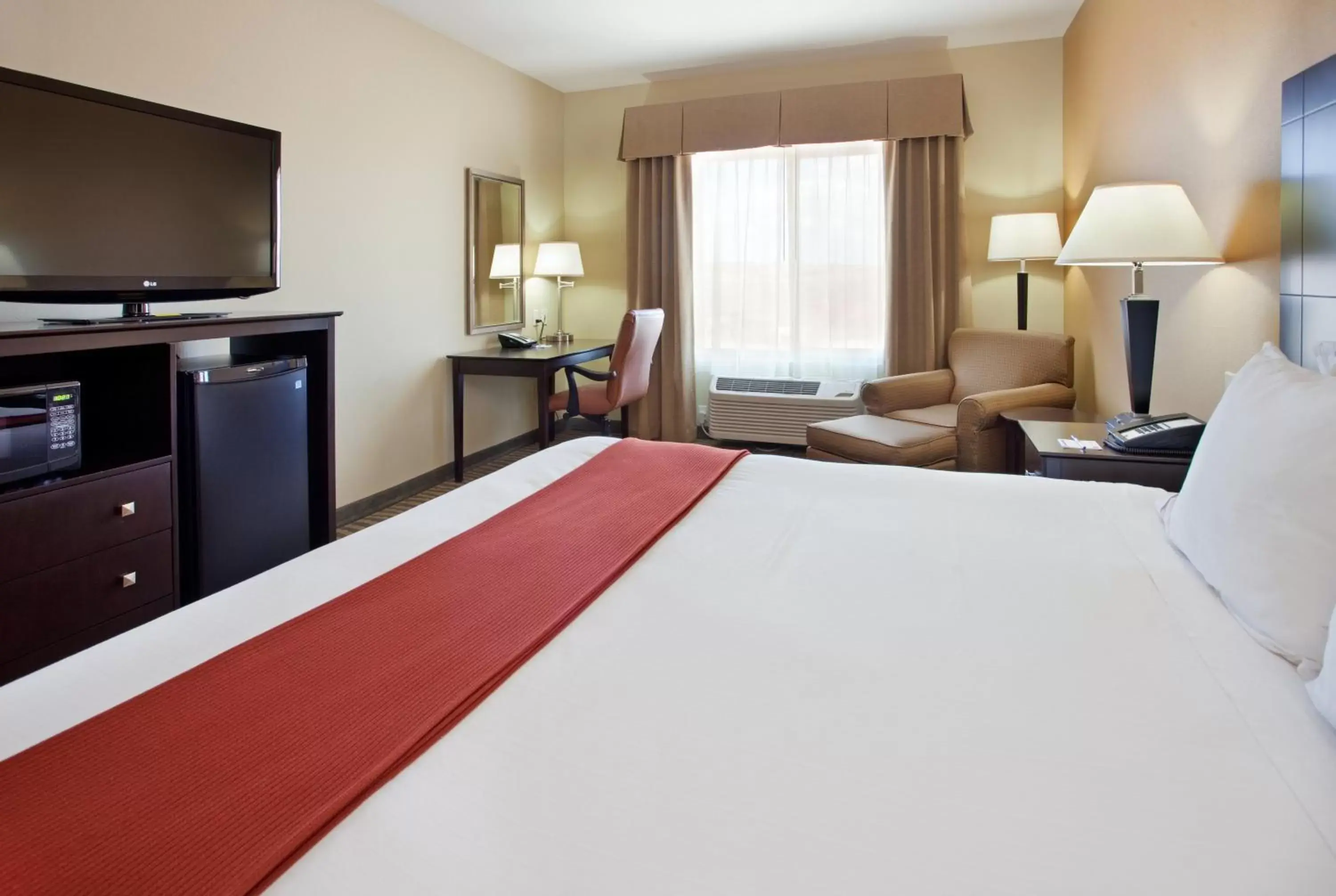 Photo of the whole room, Bed in Holiday Inn Express & Suites Gallup East by IHG Photo of the whole room, Bed in Holiday Inn Express & Suites Gallup East by IHG