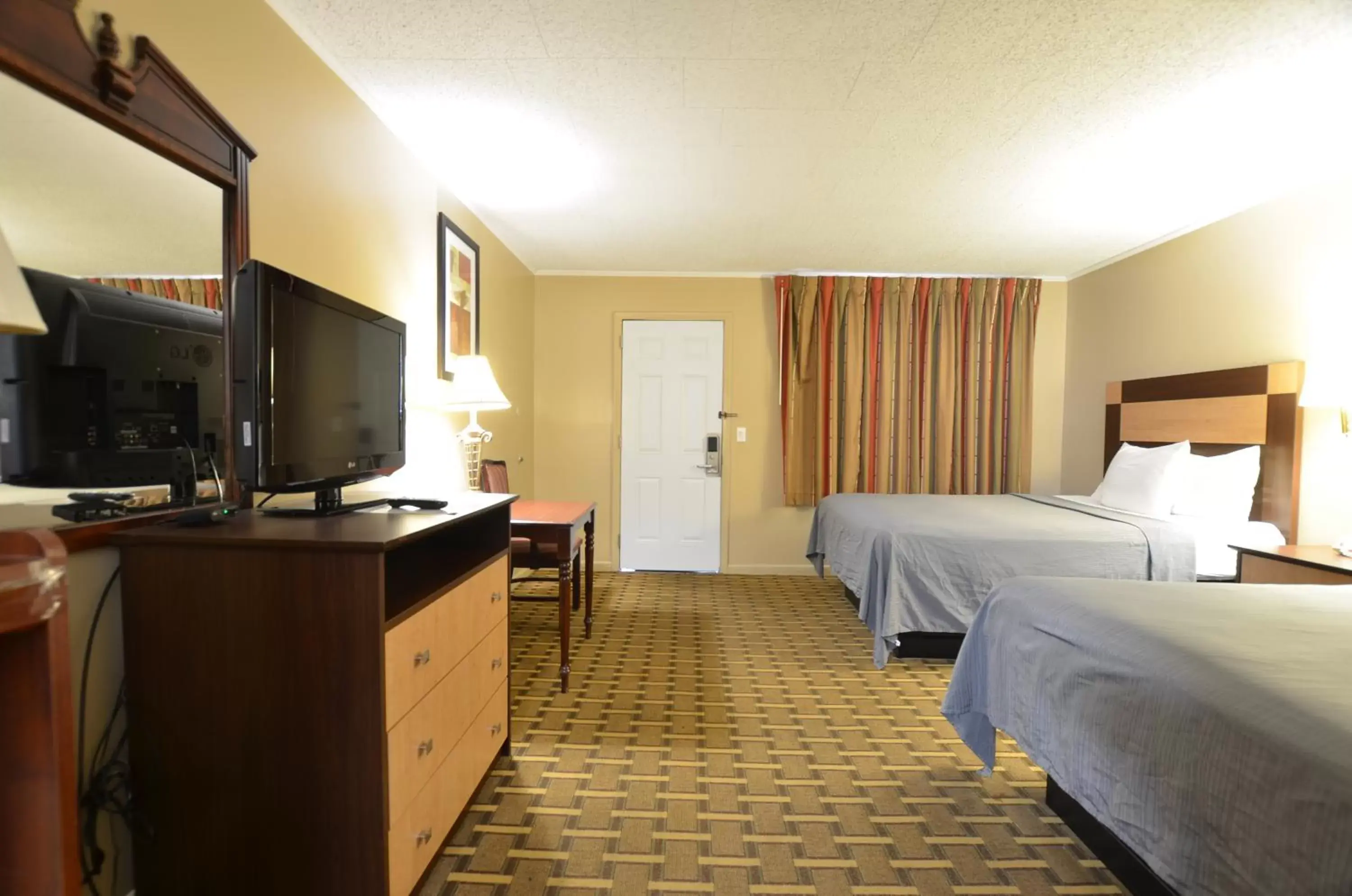 Photo of the whole room, TV/Entertainment Center in Travelowes Motel - Maggie Valley