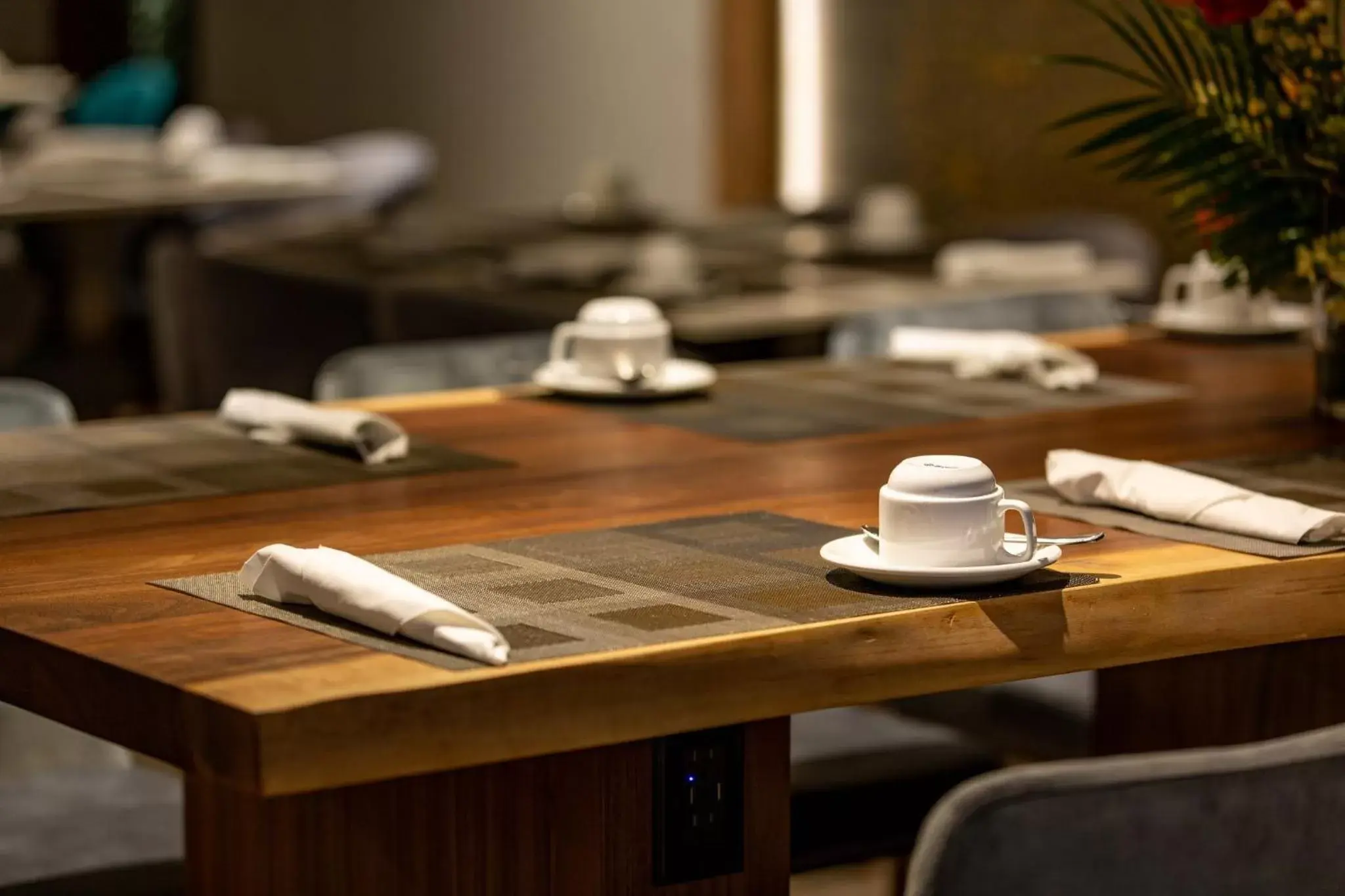 Restaurant/places to eat in Holiday Inn Toronto Downtown Centre by IHG Restaurant/places to eat in Holiday Inn Toronto Downtown Centre by IHG