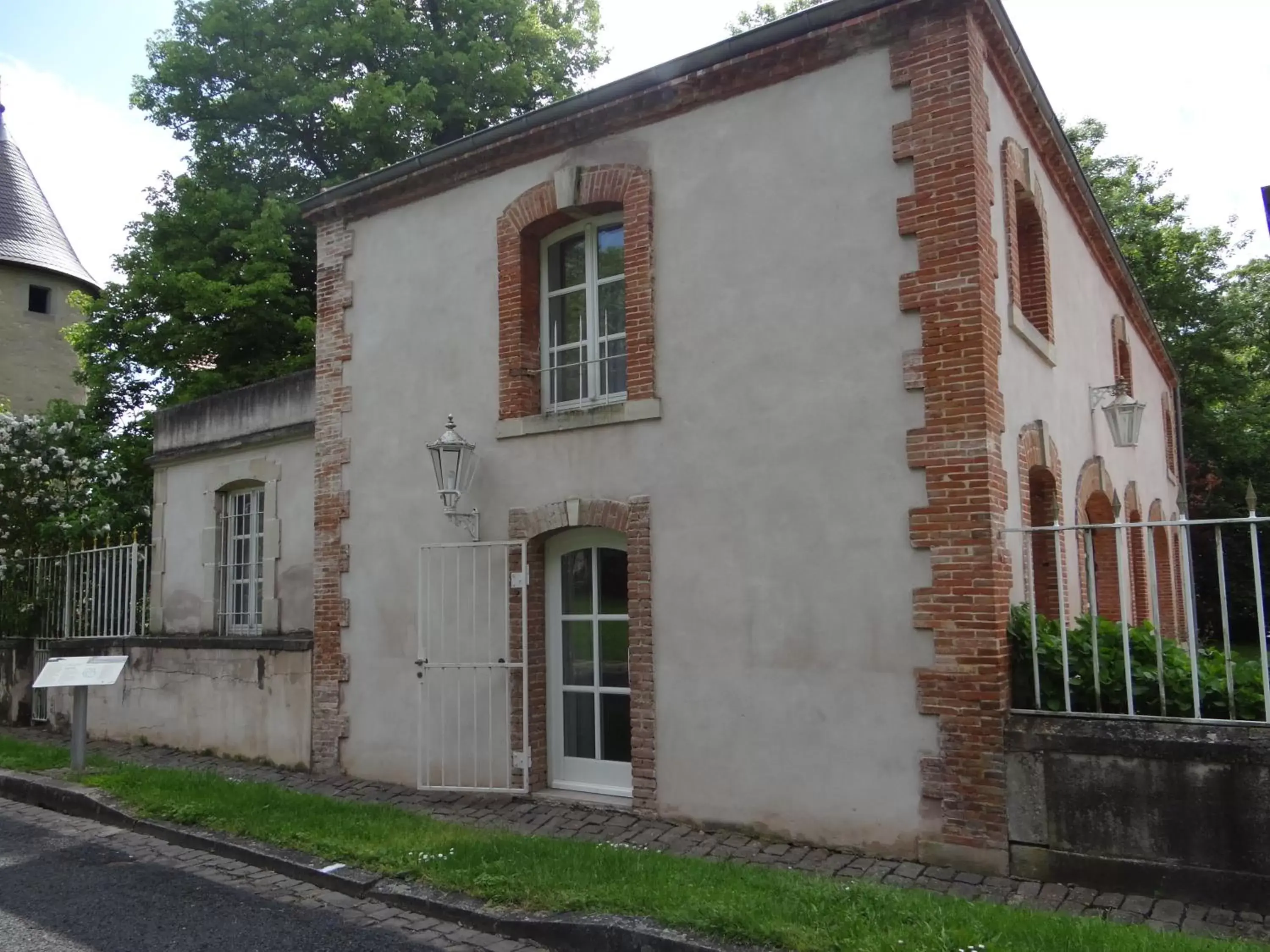 Property Building in Château Mesny