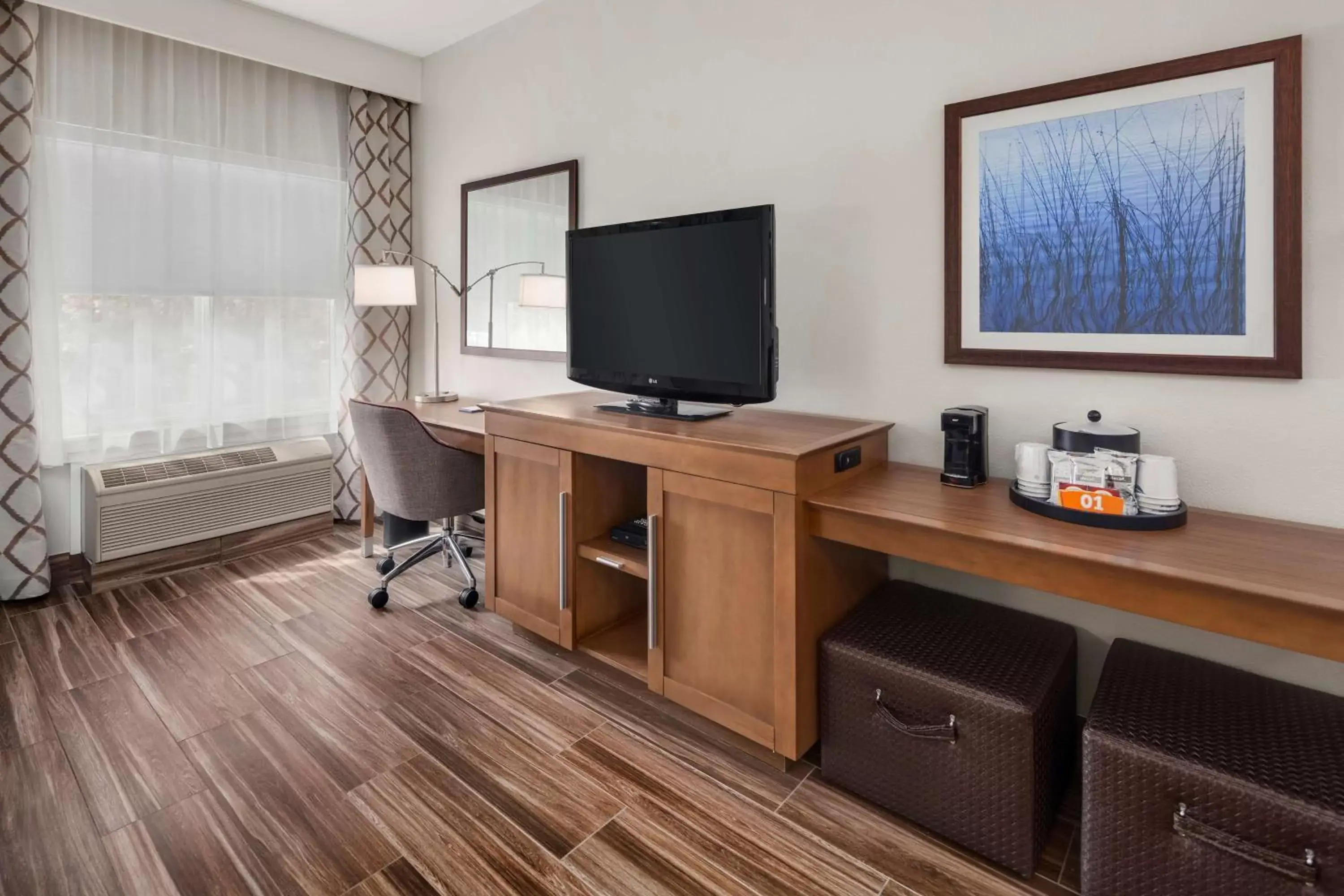 Bed, TV/Entertainment Center in Hampton Inn & Suites Seattle North/Lynnwood