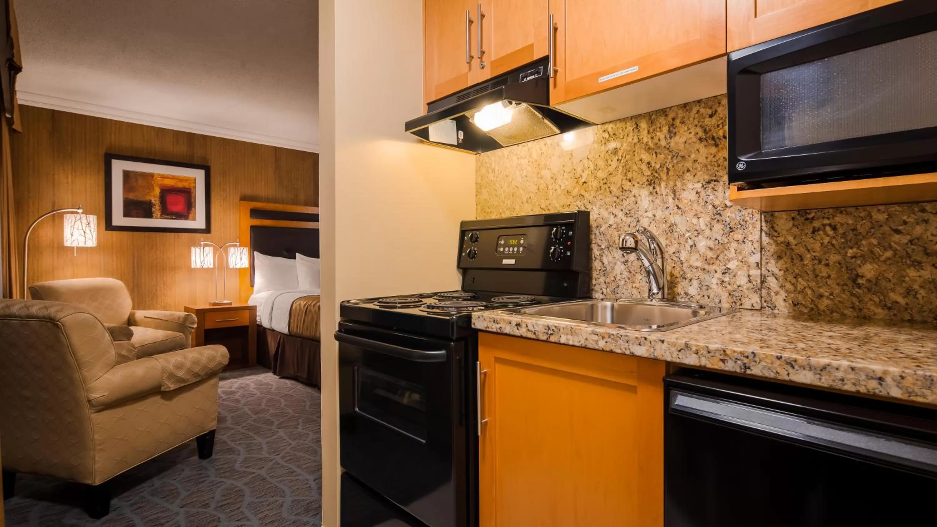 Kitchen or kitchenette in Best Western PLUS Inner Harbour Hotel