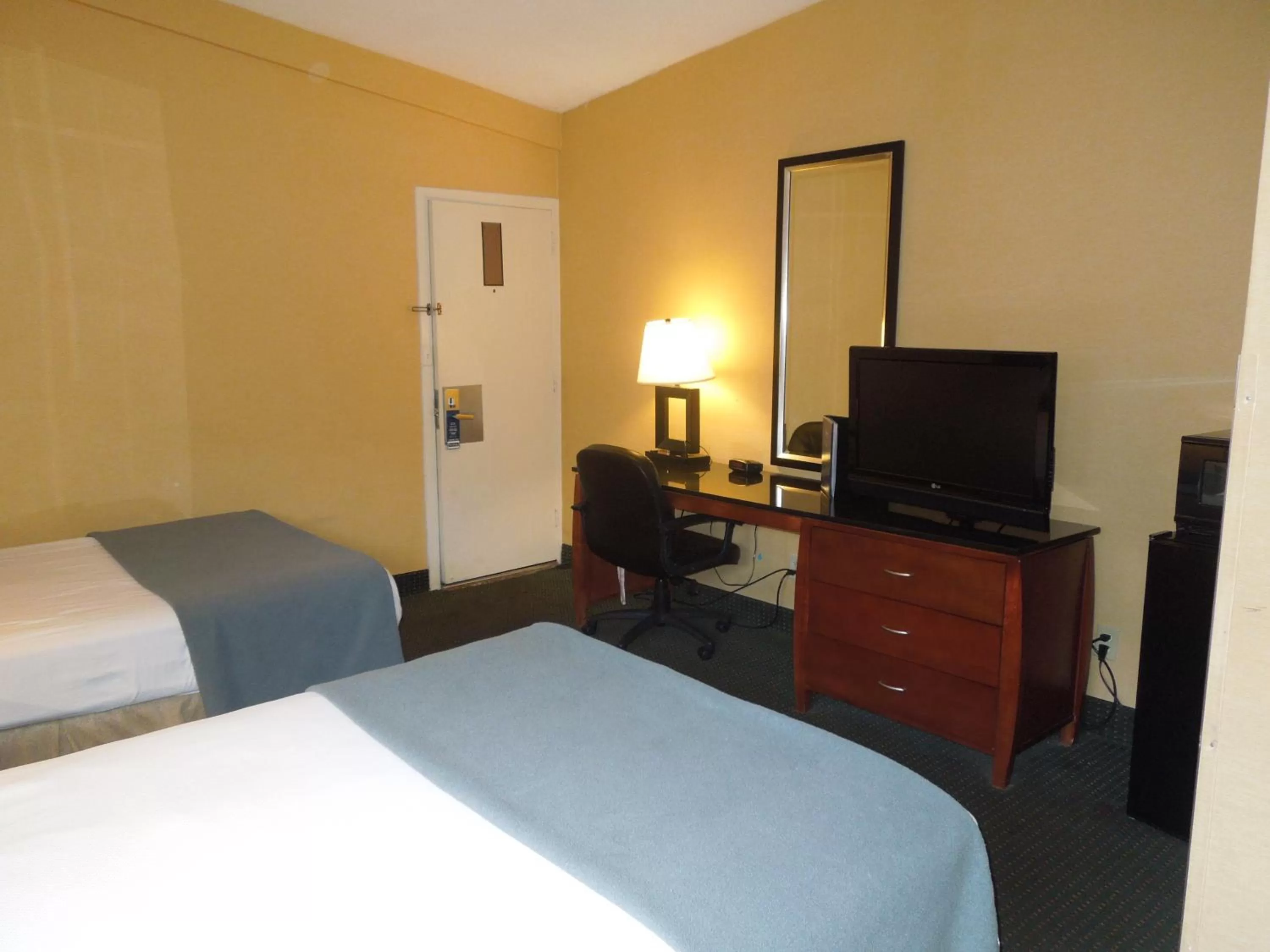 TV and multimedia, Bed in Travelodge by Wyndham Silver Spring