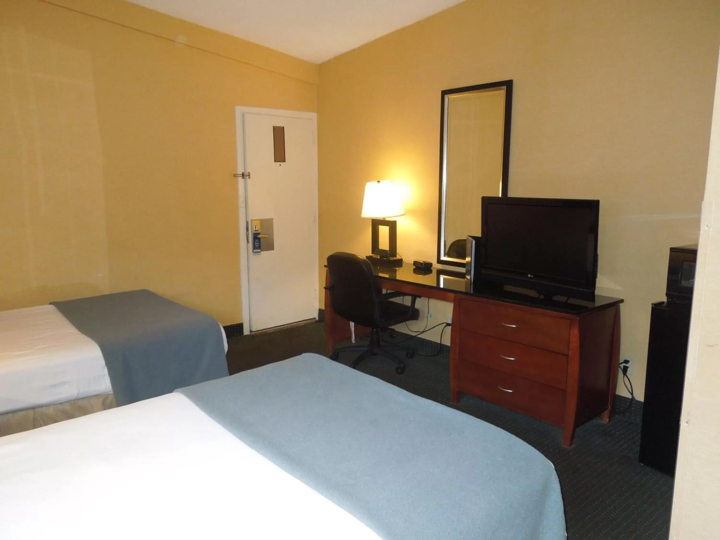Bedroom, Bed in Travelodge by Wyndham Silver Spring