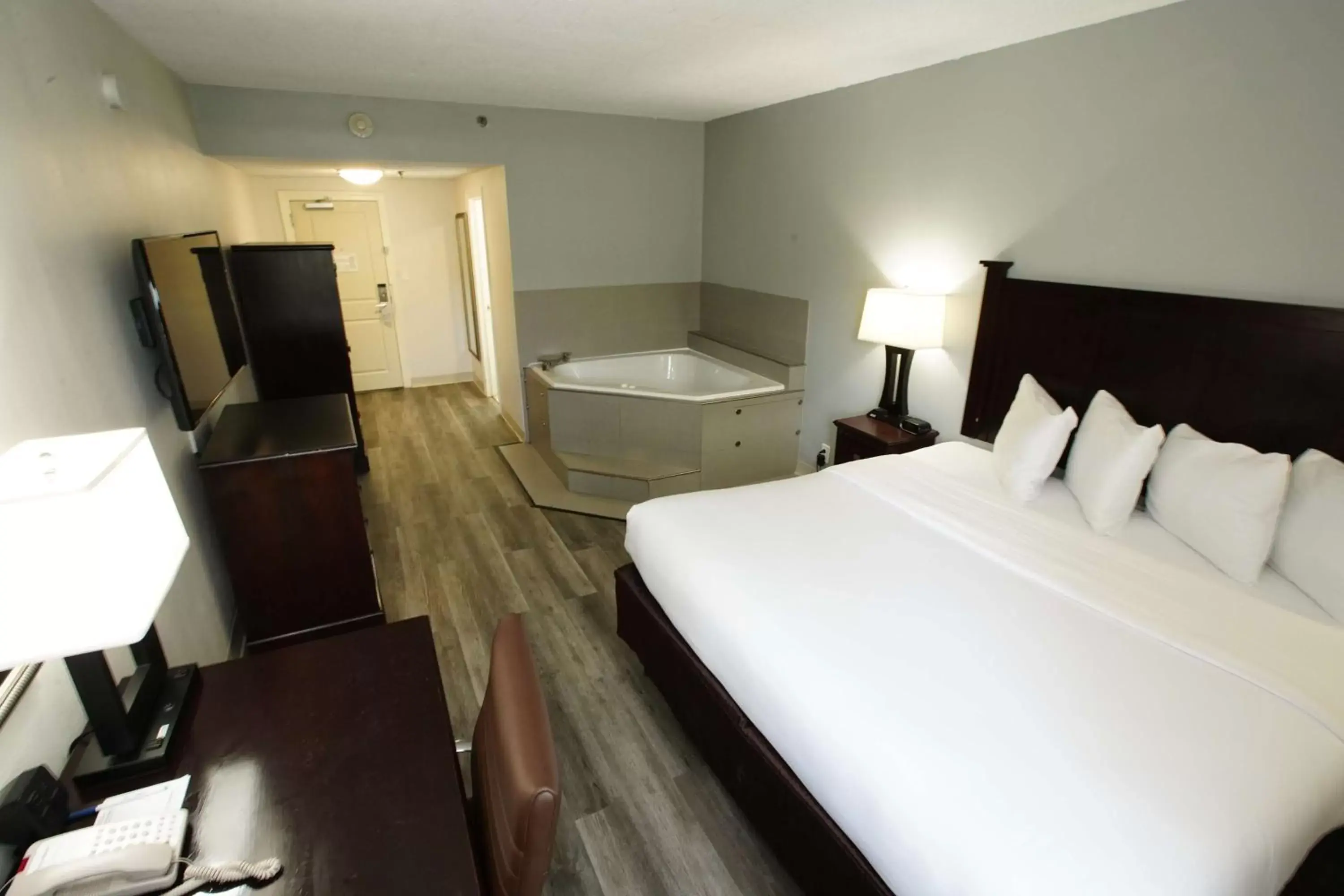 Photo of the whole room, Bed in Best Western Paramus Hotel & Suites