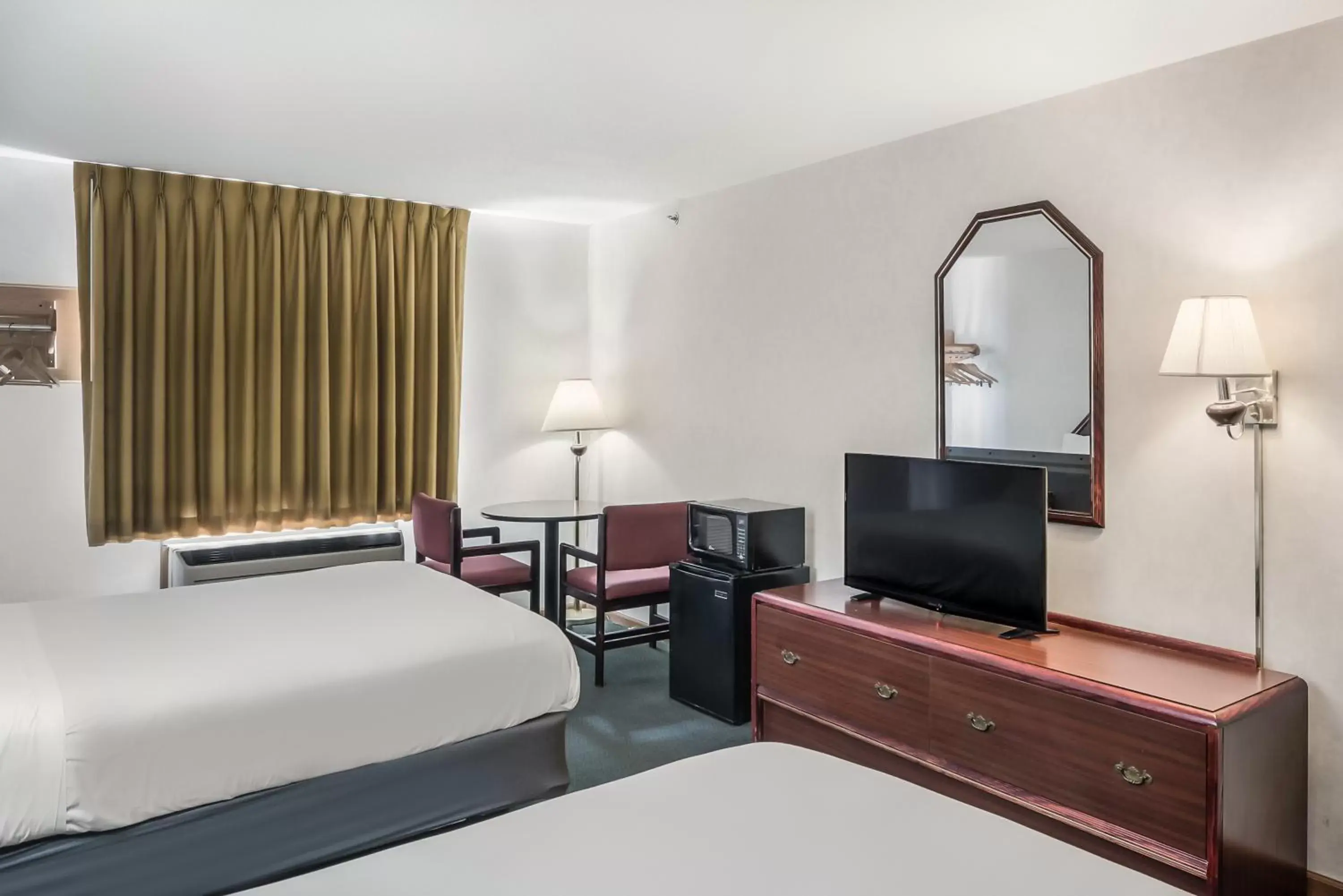 Bed in Americas Best Value Inn-Wenona