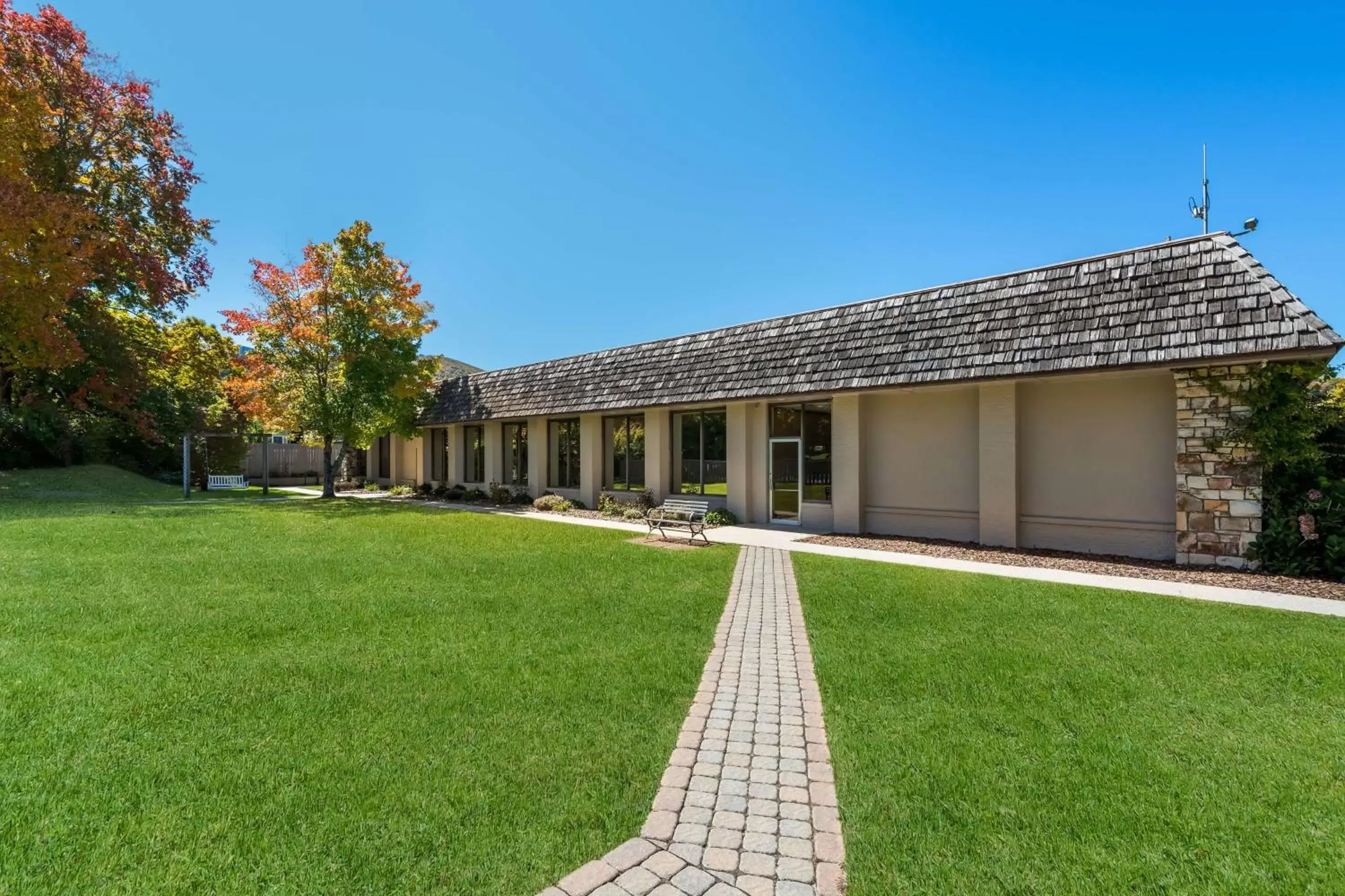 Property Building in Best Western Mountain Lodge At Banner Elk