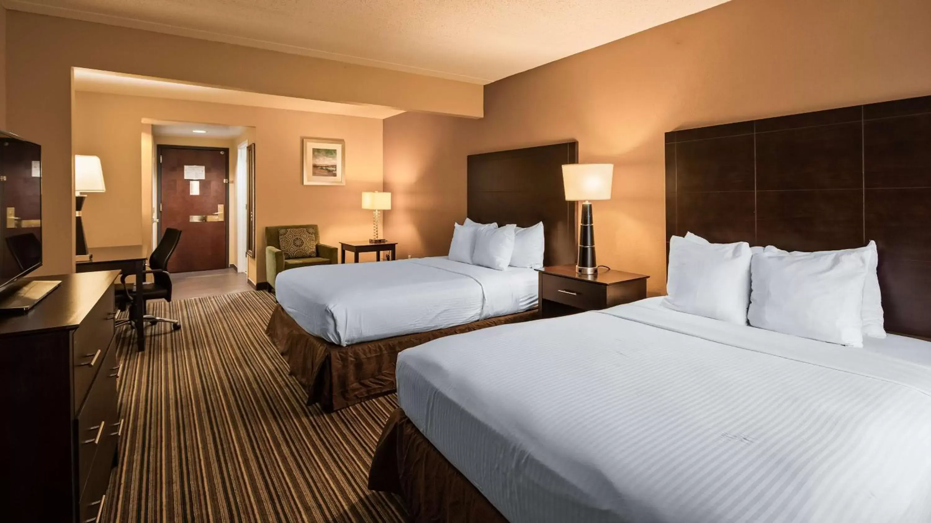 Photo of the whole room, Bed in Best Western Plus Harrisburg East Inn & Suites