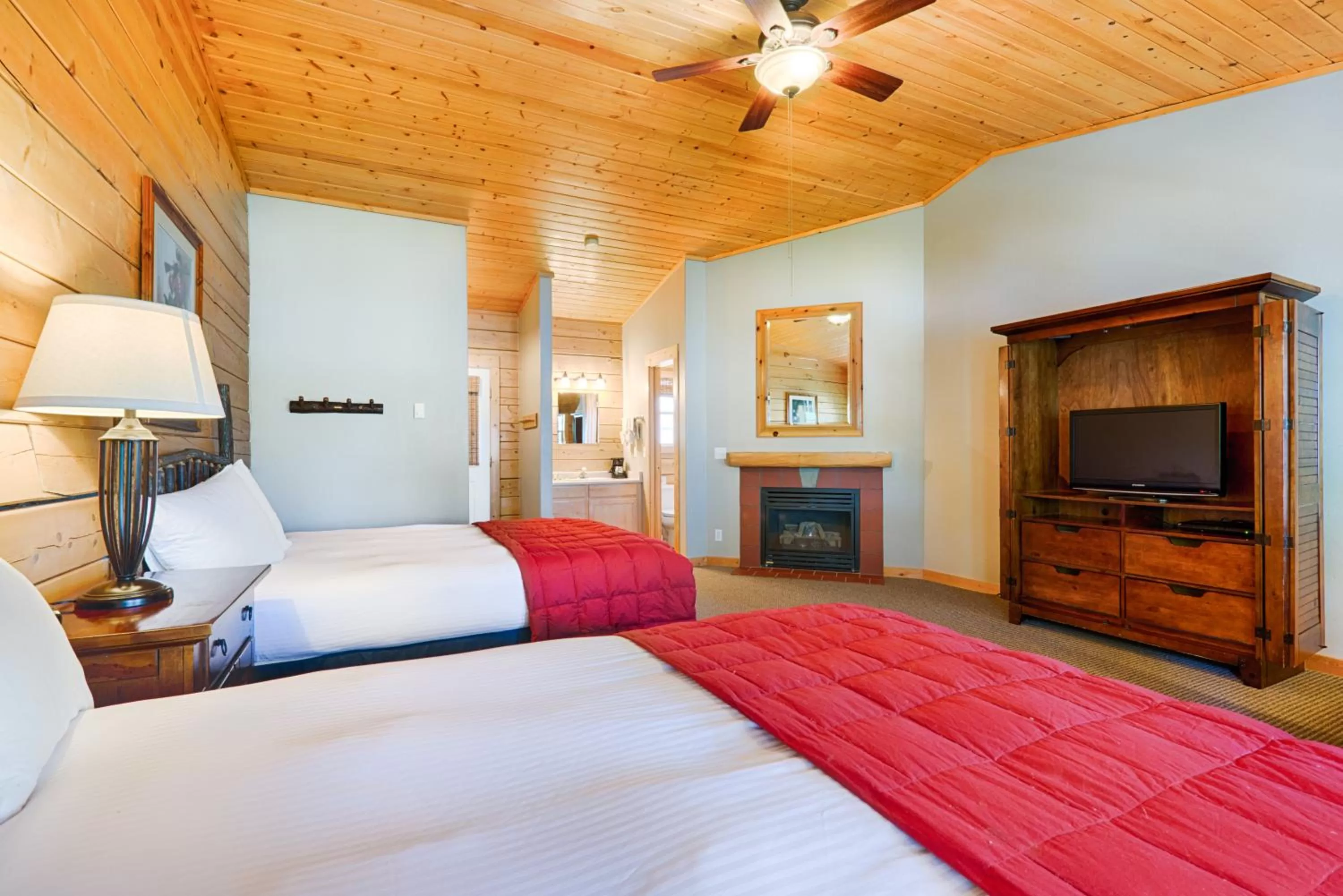 Shower, Bed in Lakeside Lodge Resort and Marina