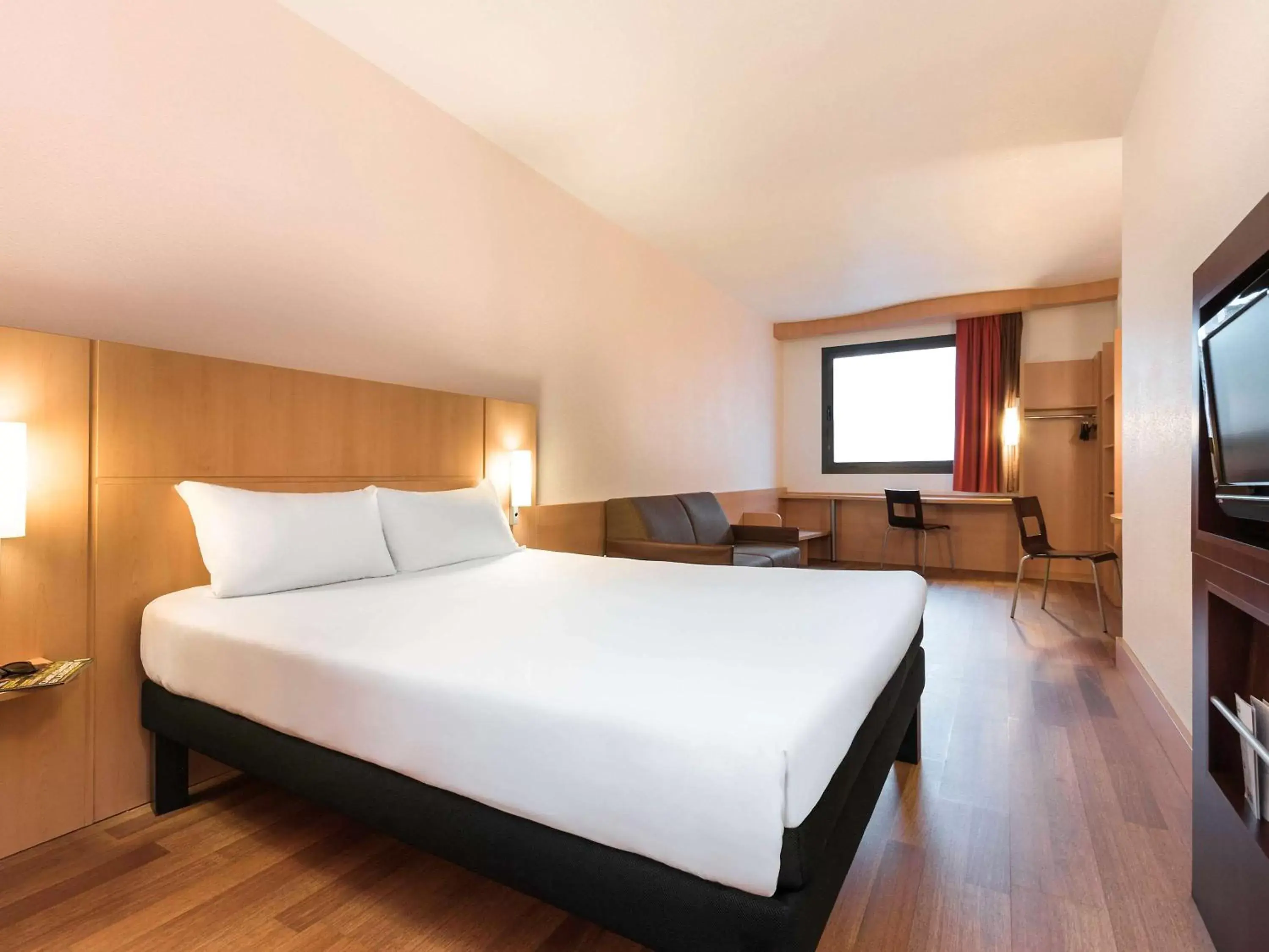 Photo of the whole room, Bed in Ibis Bilbao Centro