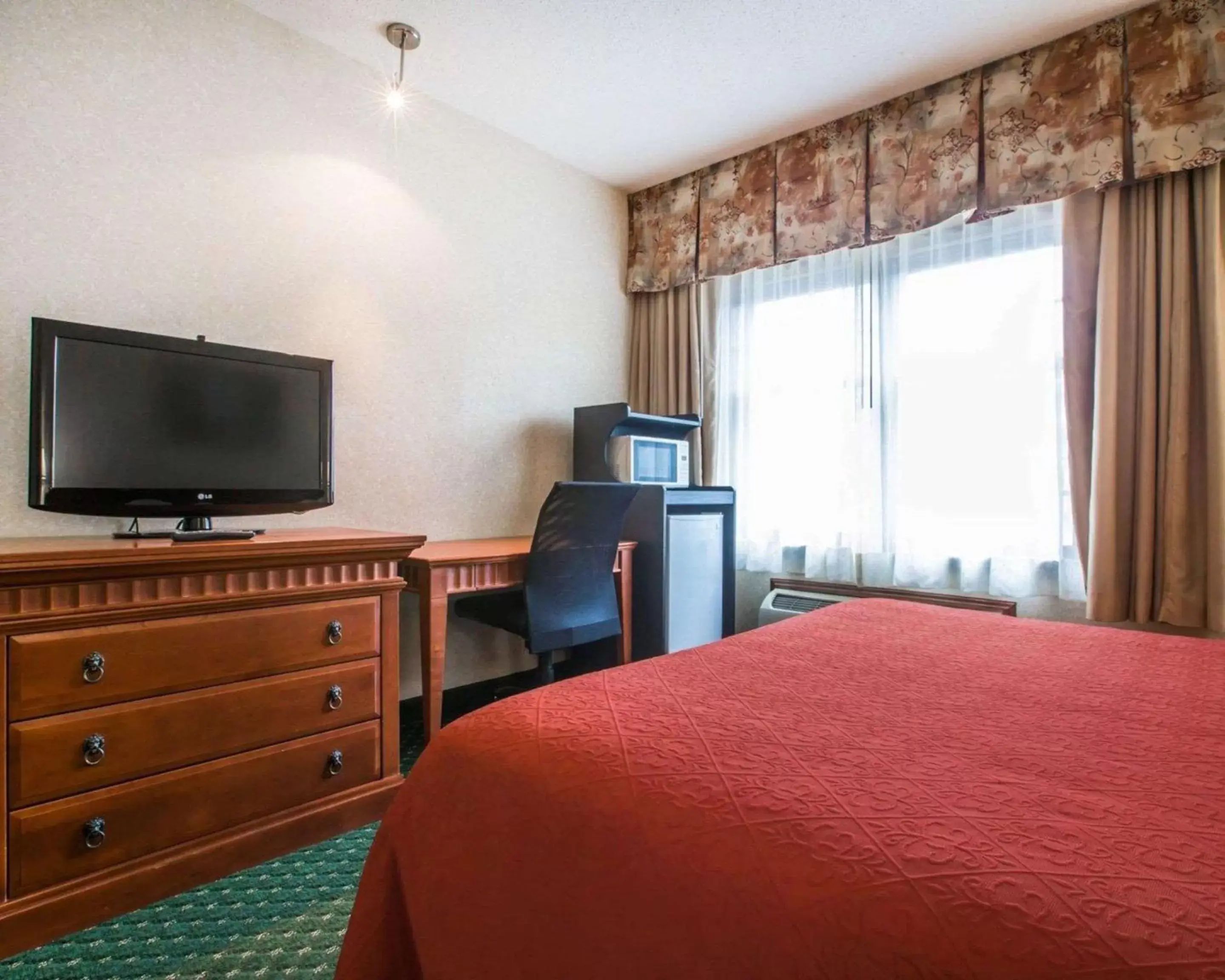 Photo of the whole room, TV/Entertainment Center in Econo Lodge Glens Falls - Lake George