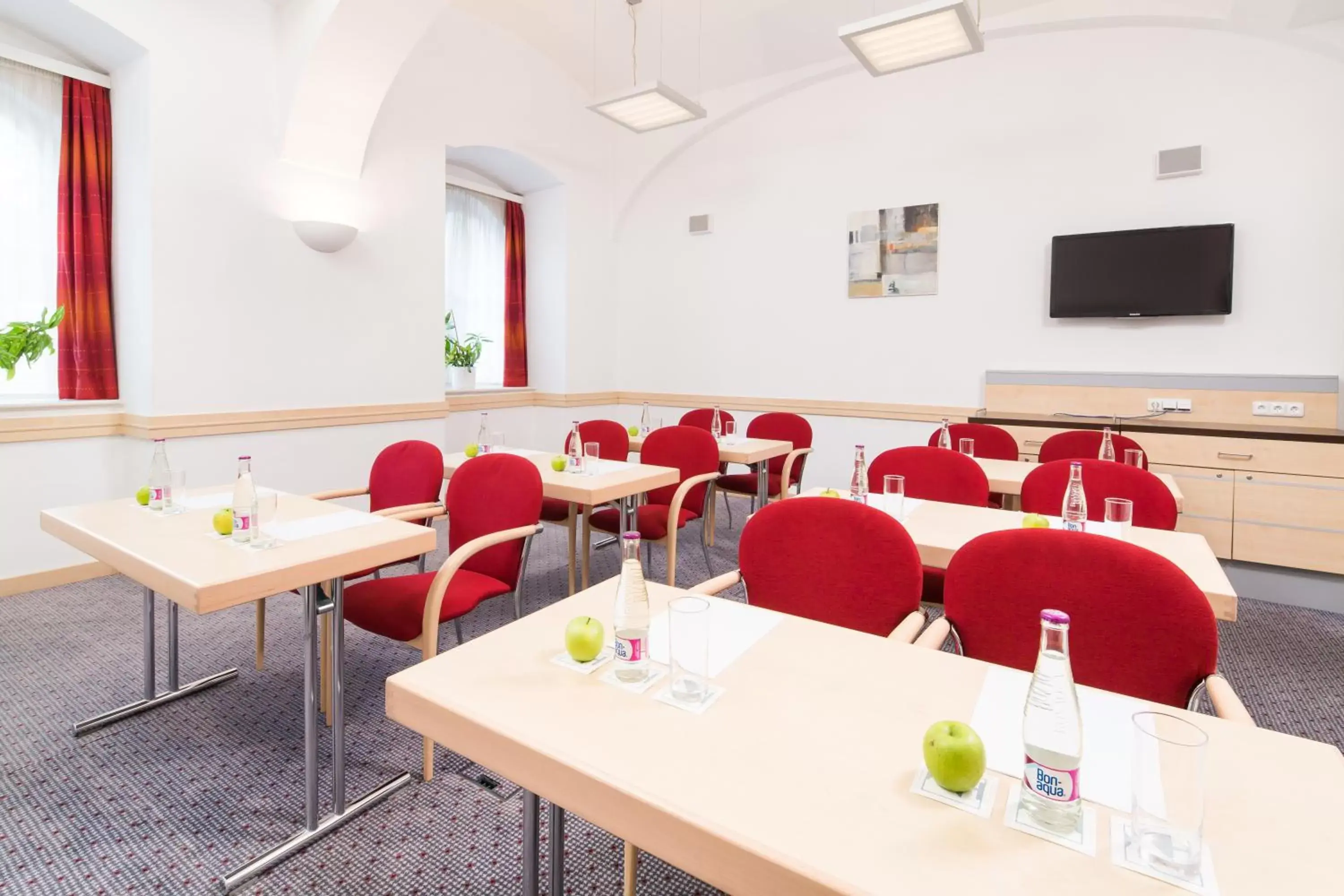 Business facilities, Restaurant/Places to Eat in Exe City Park Hotel