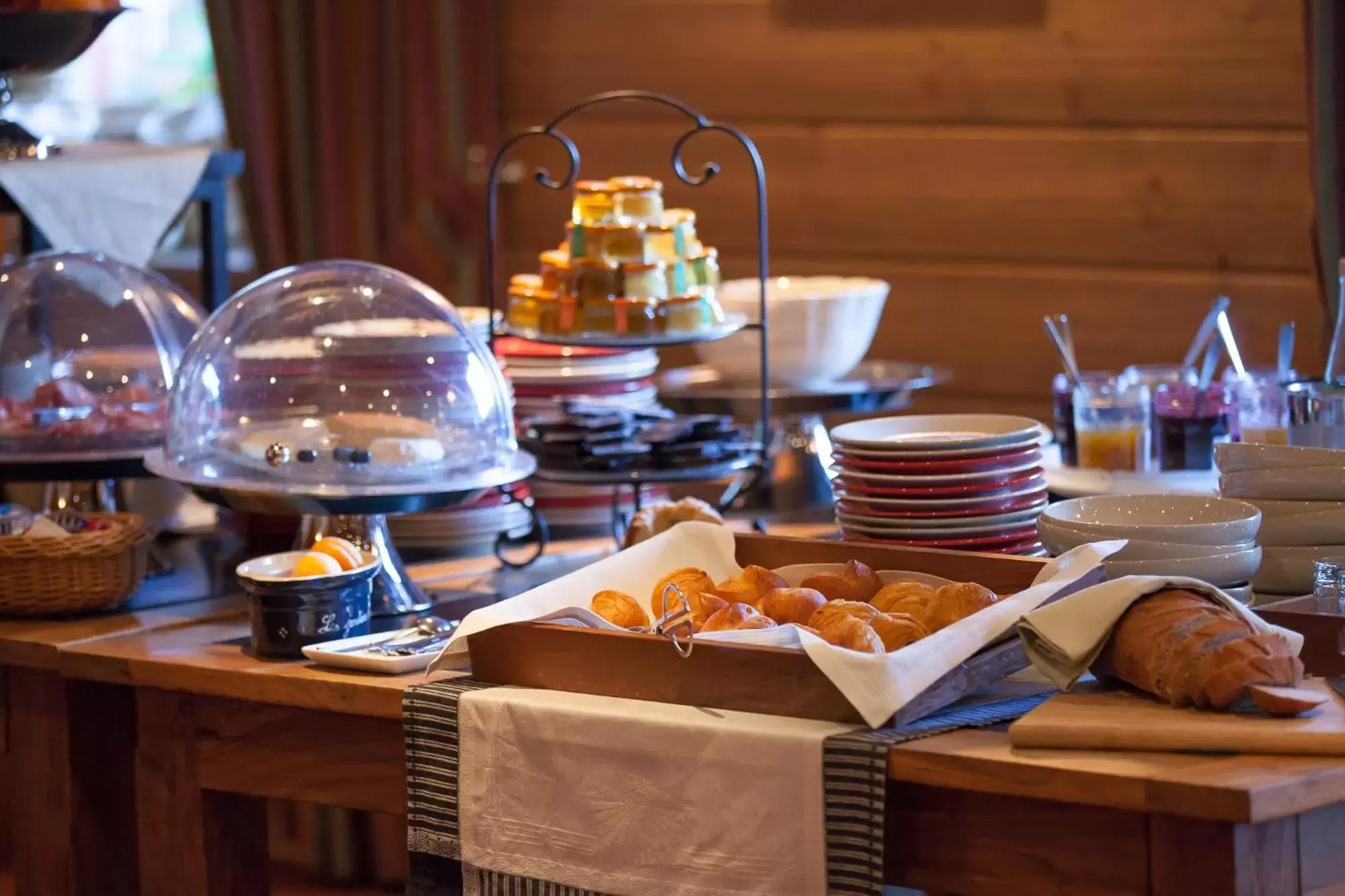 Continental breakfast in Hôtel Restaurant Spa Les Jardins De Sophie