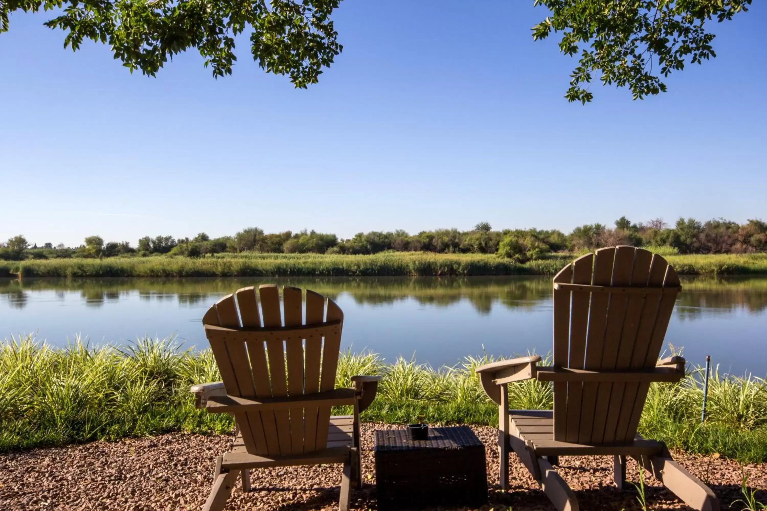 Seating area in River Place Manor