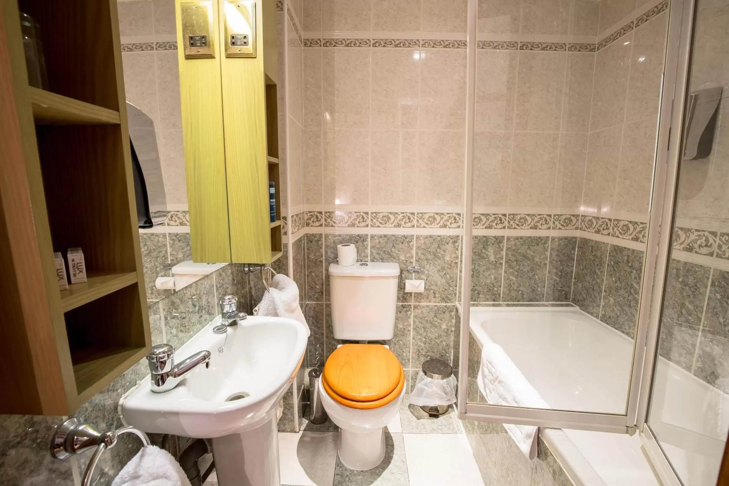 Bathroom in Harefield Manor Hotel