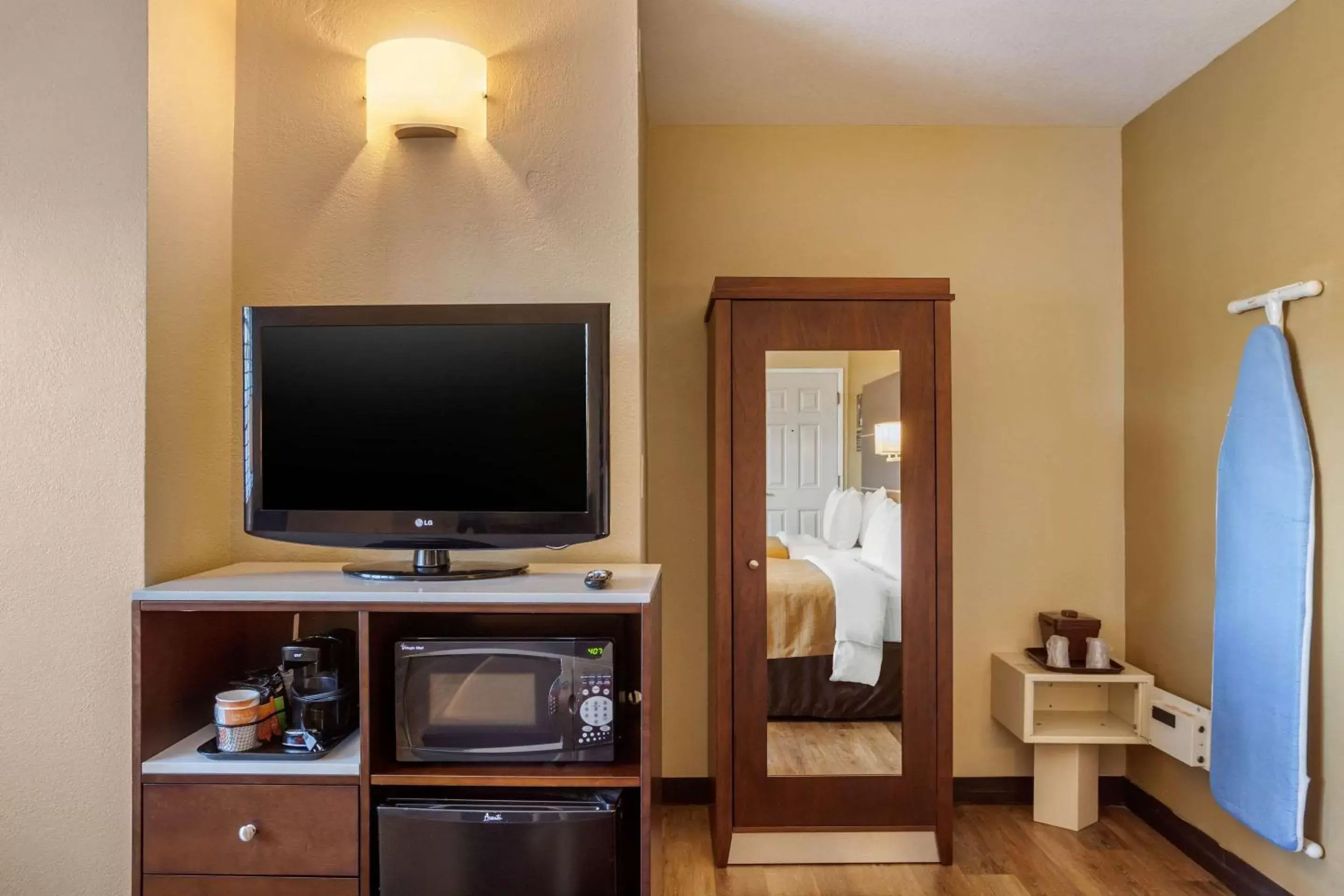 Photo of the whole room, TV/Entertainment Center in Comfort Inn San Diego Airport At The Harbor