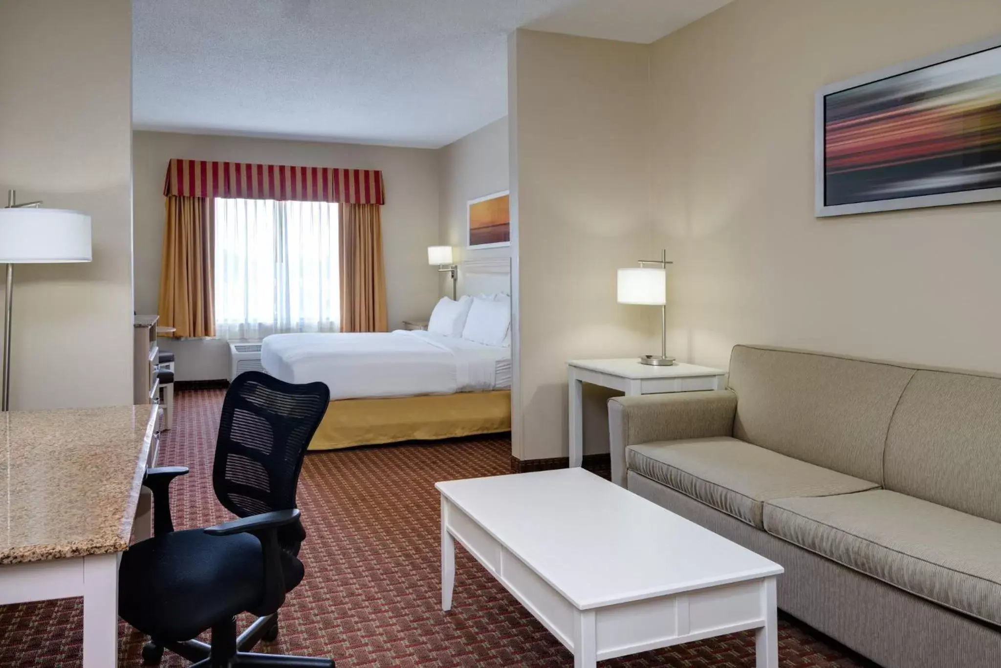 Photo of the whole room, Seating Area in Holiday Inn Express Pocomoke City, an IHG Hotel