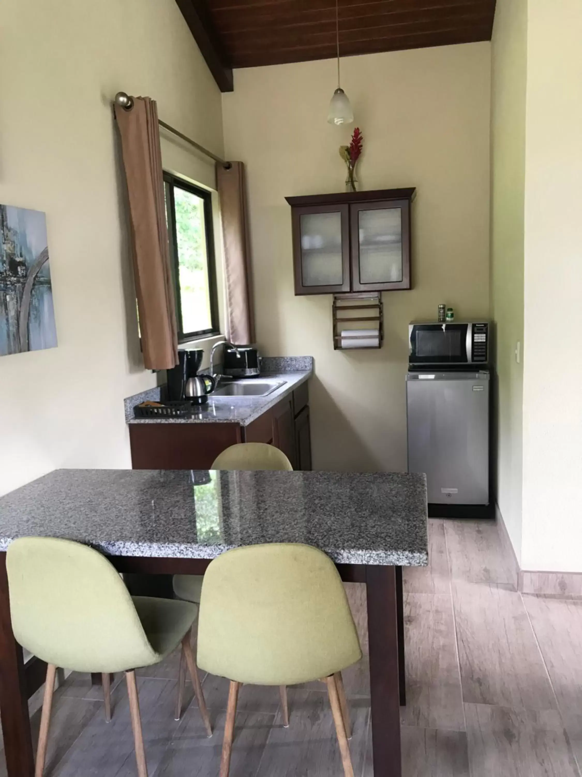 Kitchen or kitchenette, Dining Area in Arenal Roca Suites