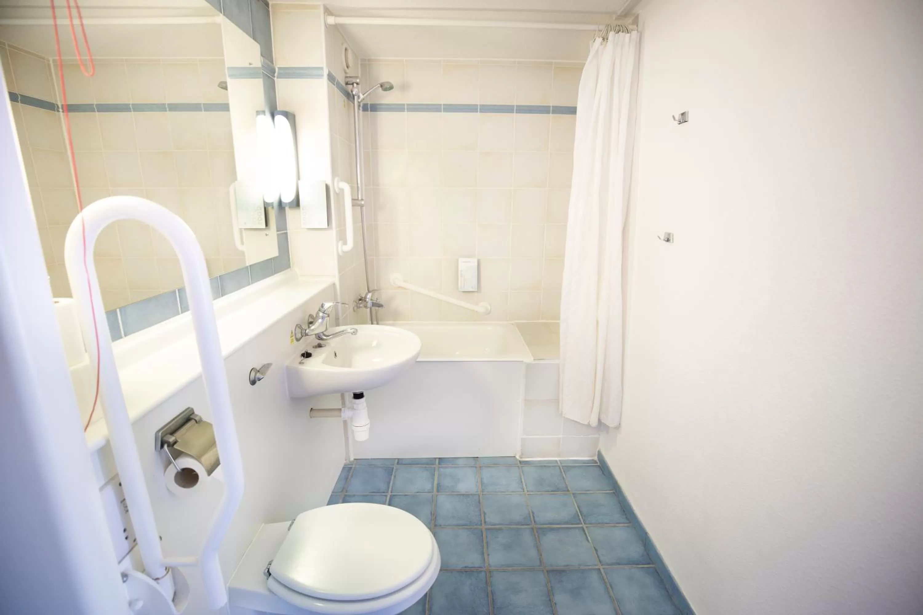 Shower in Campanile Hotel Wakefield