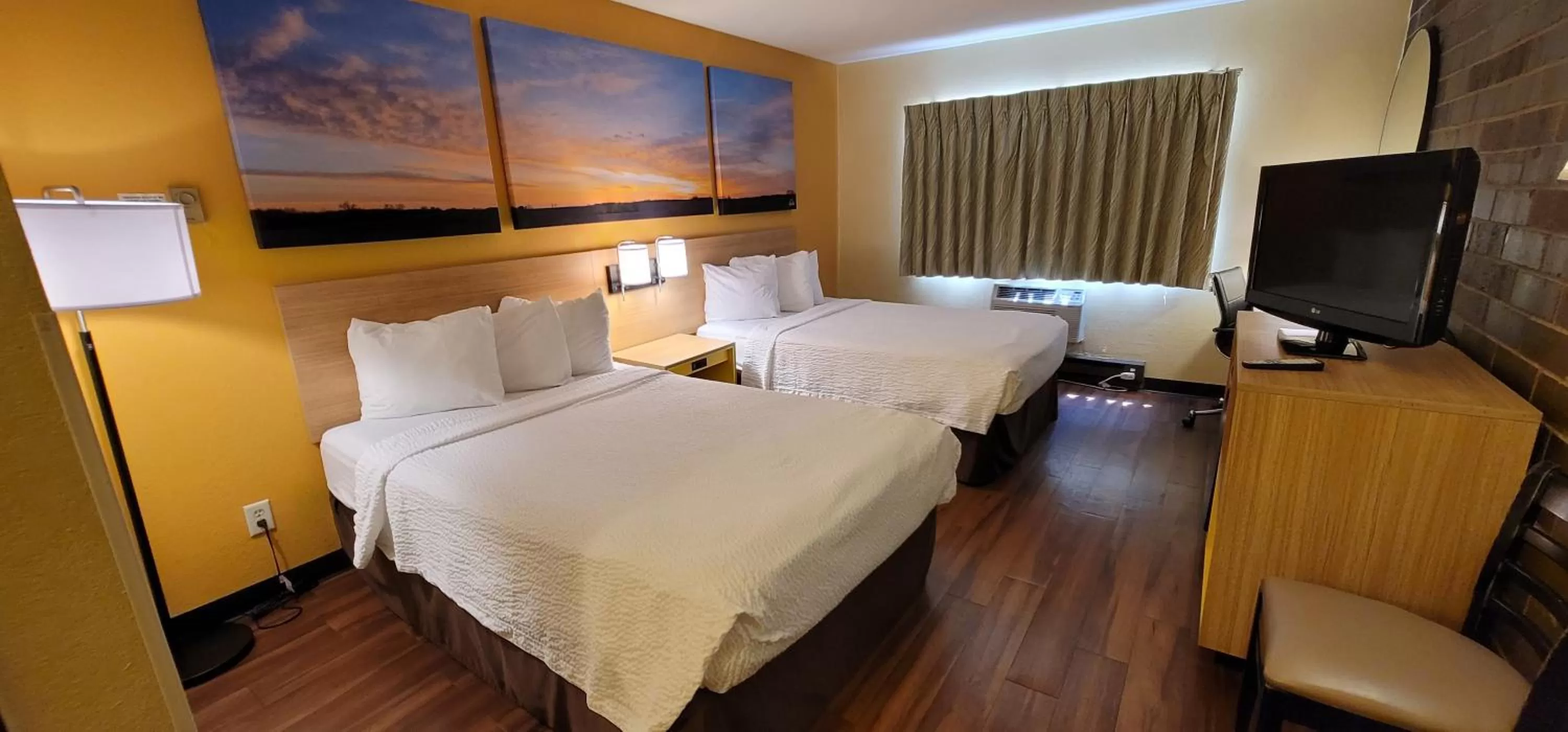 Bedroom, Bed in Days Inn by Wyndham Rockford I-90 Walking Distance to Casino