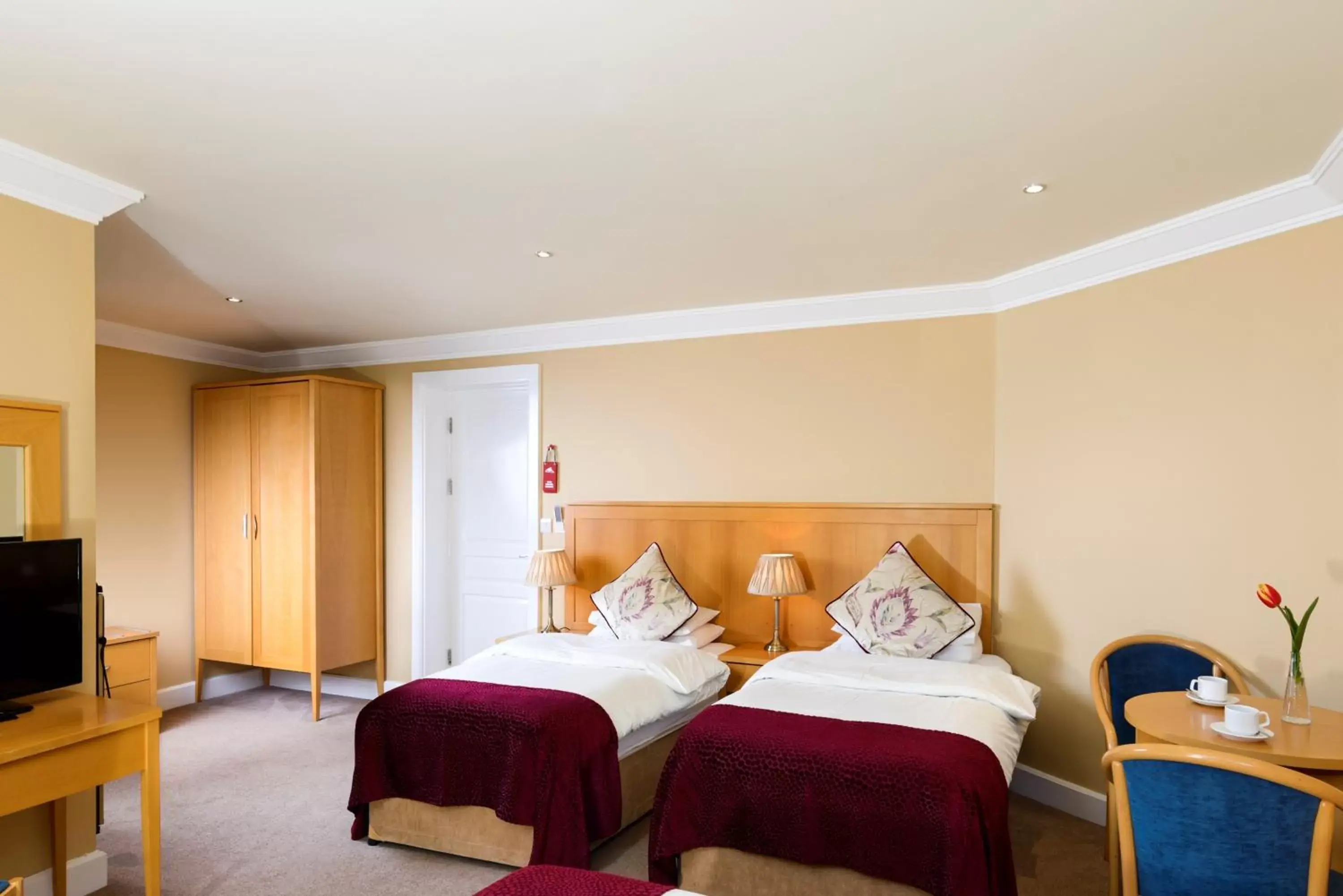 Bedroom, Bed in Dingle Bay Hotel