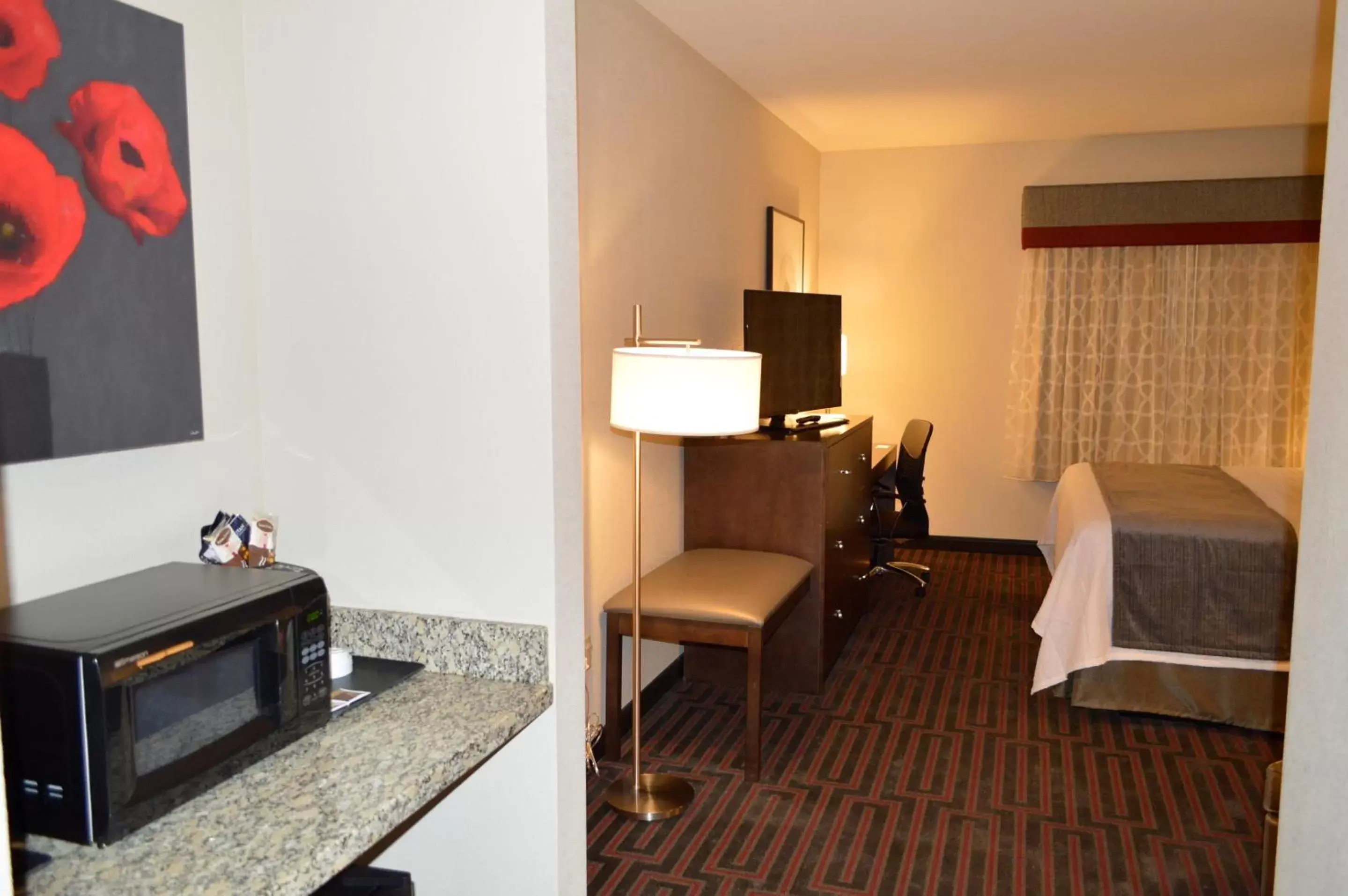 TV and multimedia, Seating Area in Best Western Plus Stevens County Inn