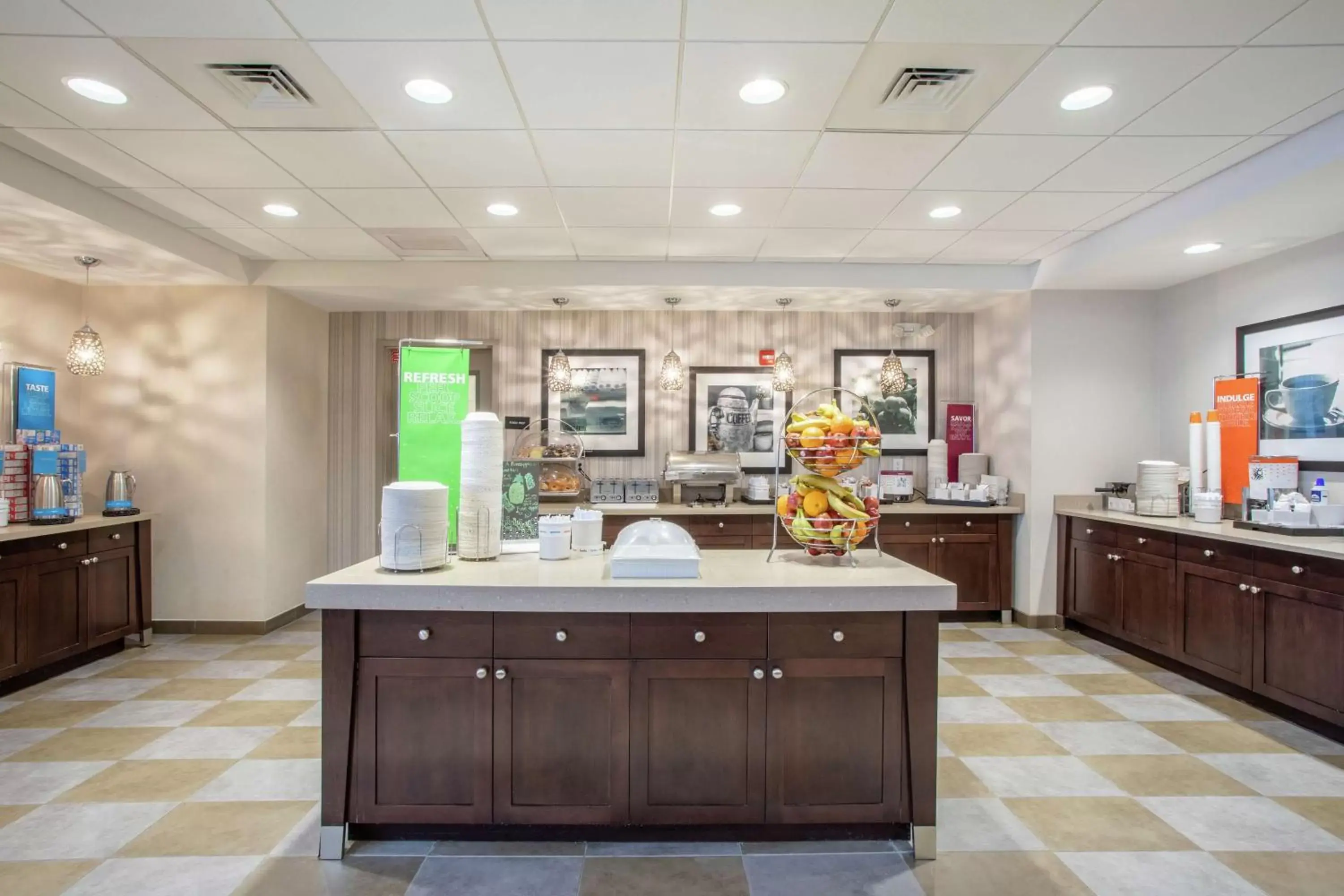 Dining area in Hampton Inn Philadelphia/Voorhees