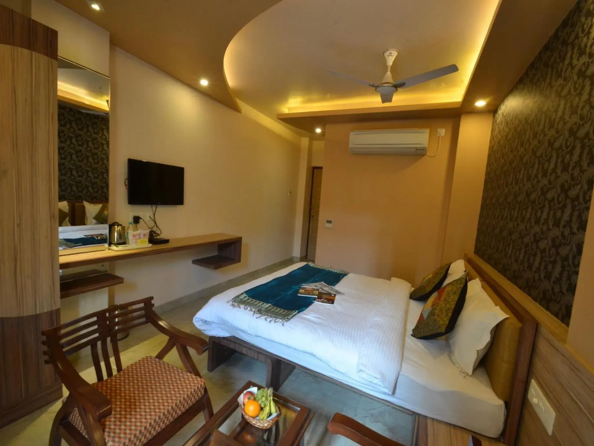 Bathroom, Bed in Hotel Banaras Haveli