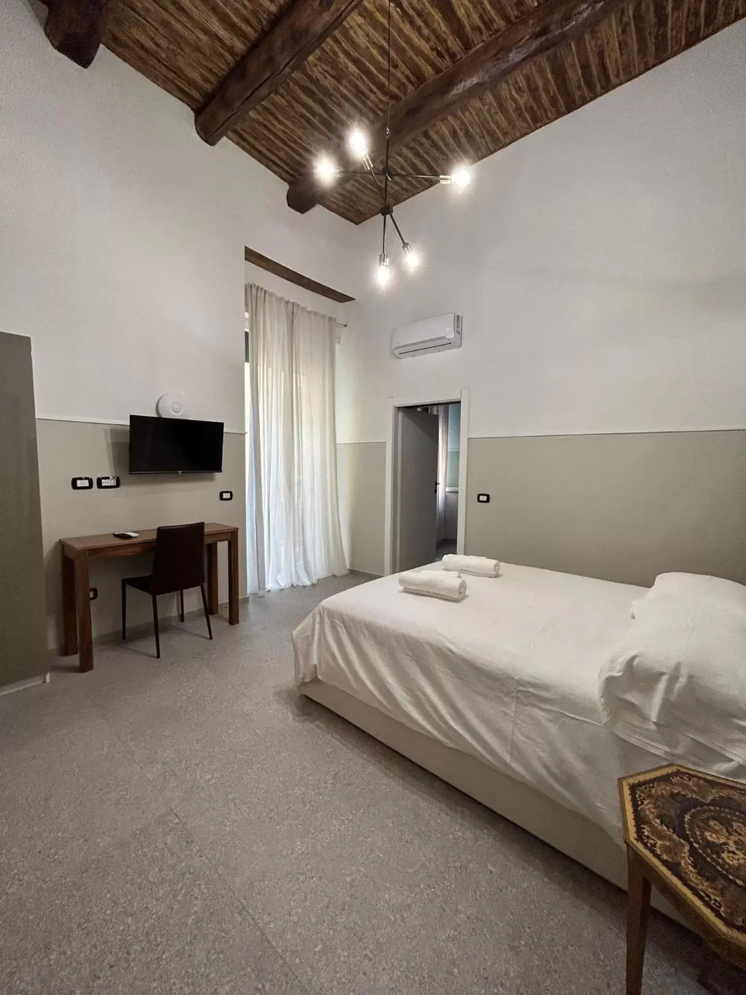 Photo of the whole room, Bed in La Suite del Centro Storico