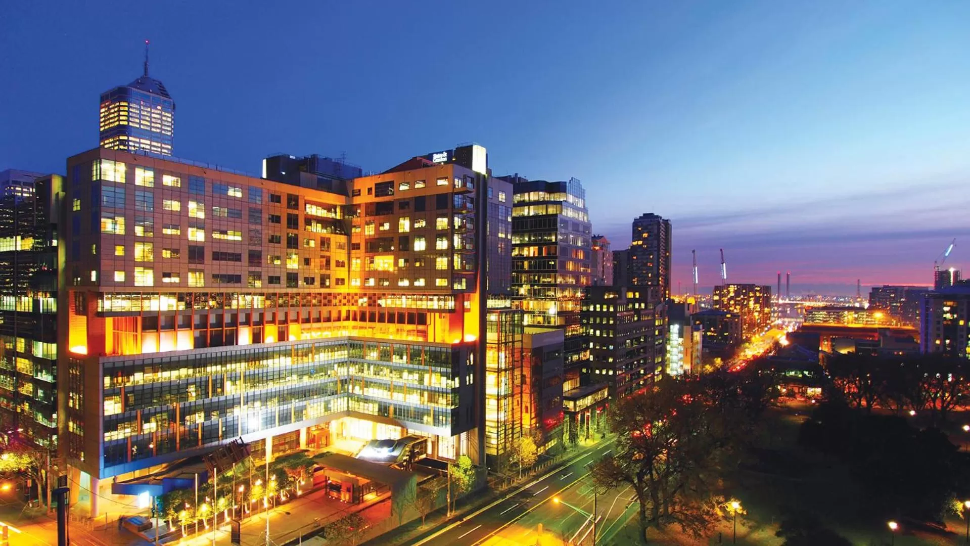 City view in Oaks Melbourne on William Suites