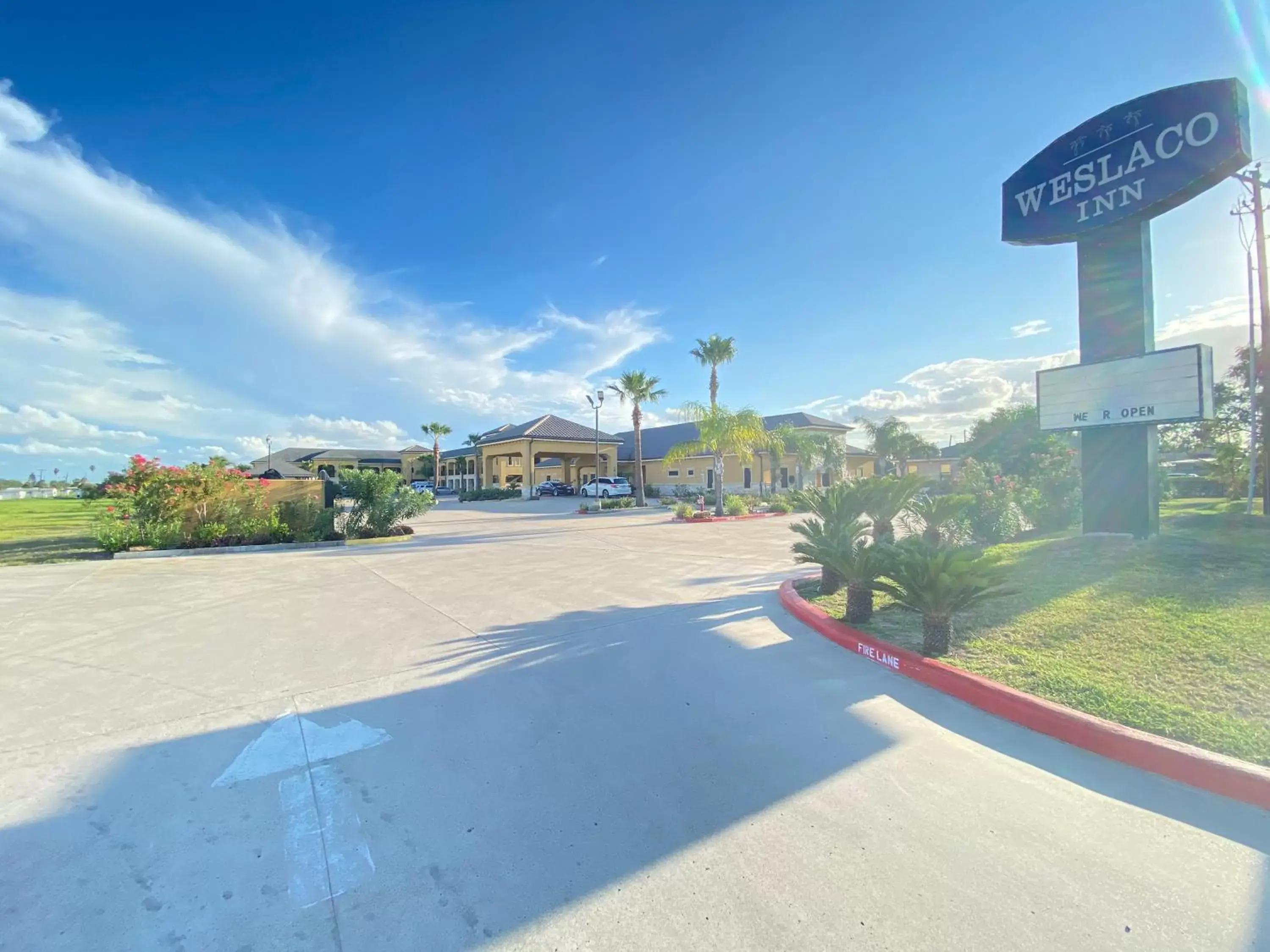 Facade/entrance, Swimming Pool in Weslaco Inn - Weslaco/Mercedes