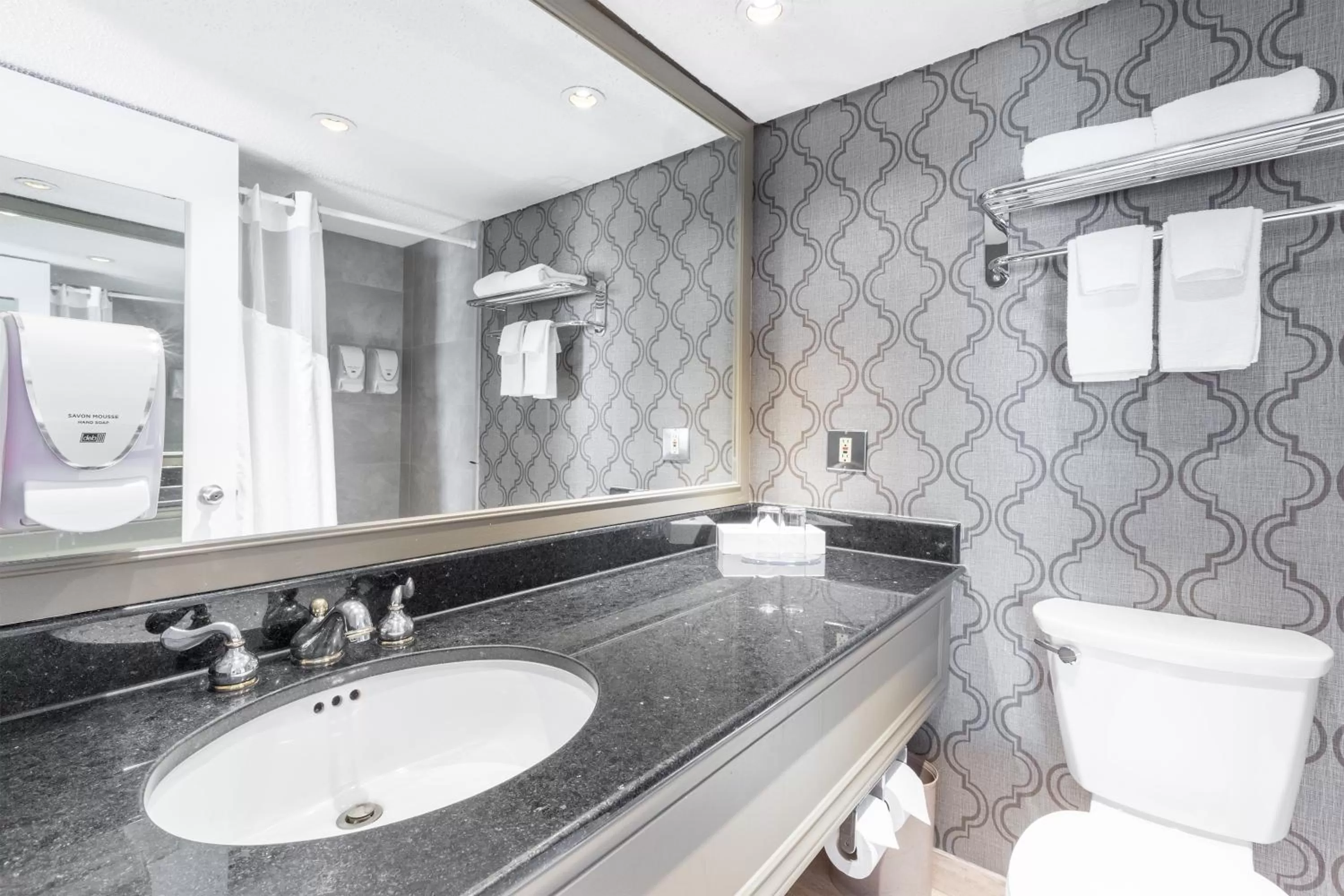 Bathroom in Hôtel Le Concorde Québec