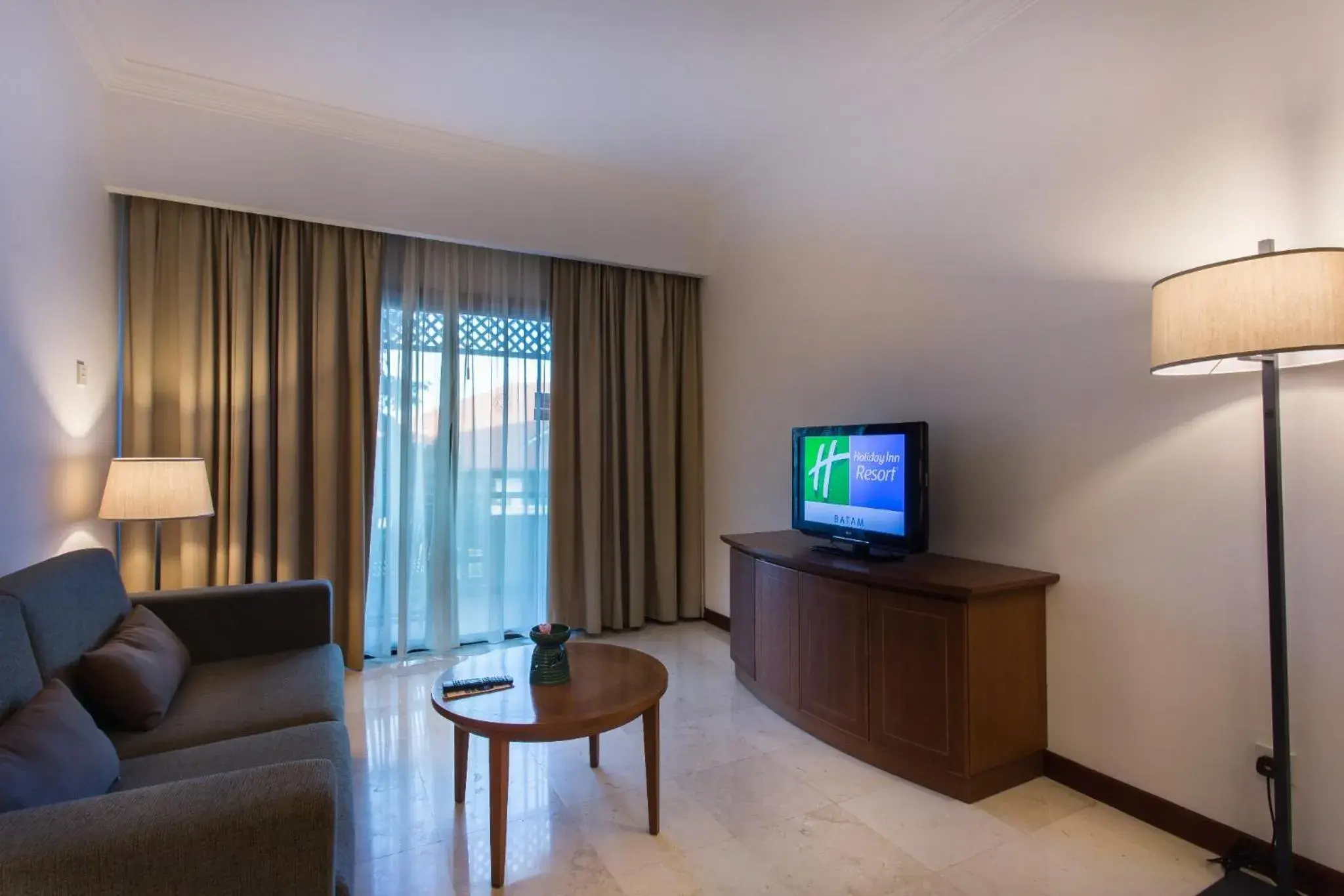 Communal lounge/ TV room, TV/Entertainment Center in Holiday Inn Resort Batam, an IHG Hotel