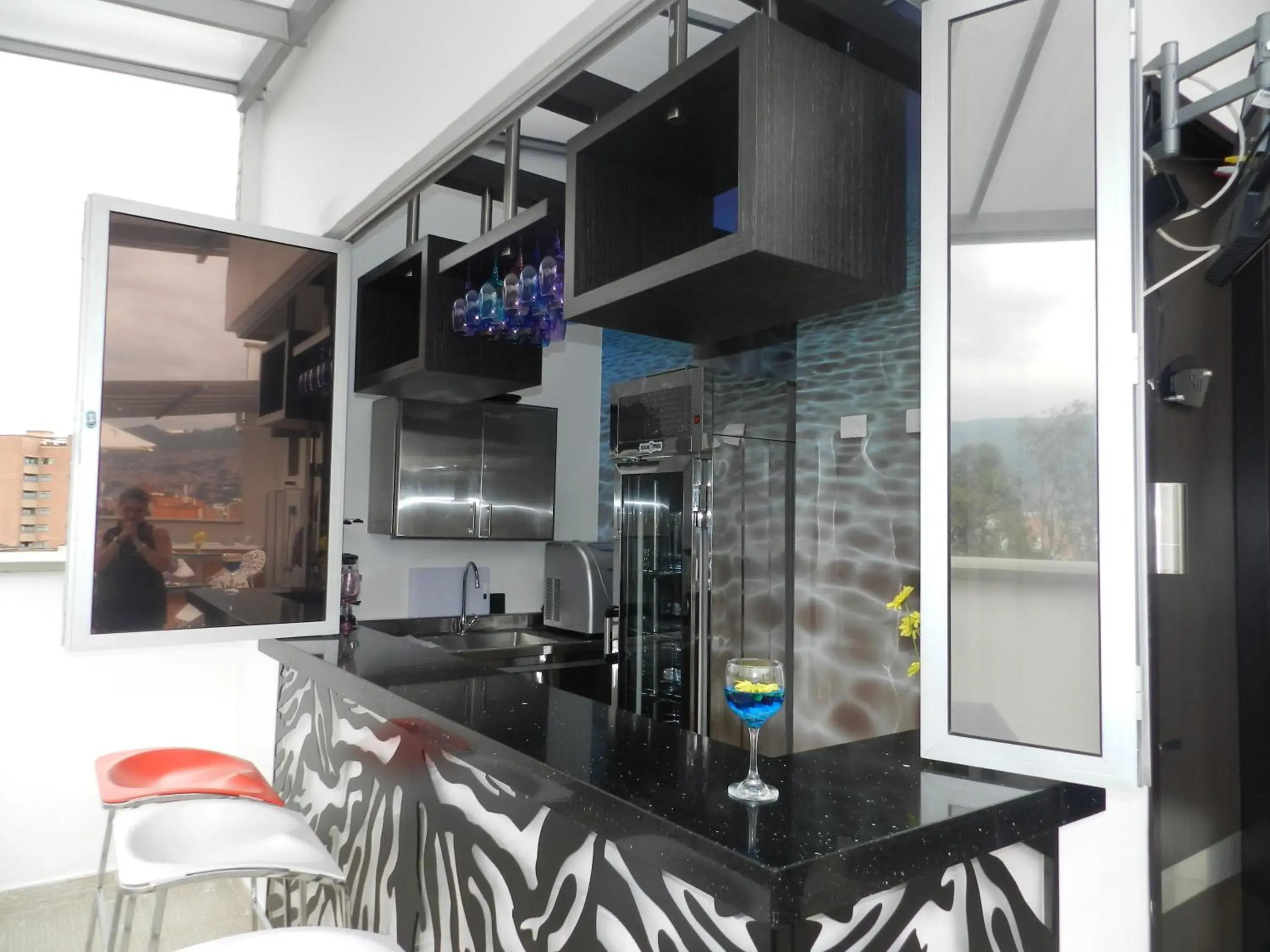 Lounge or bar, Kitchen/Kitchenette in Hotel Bolivariana Plaza