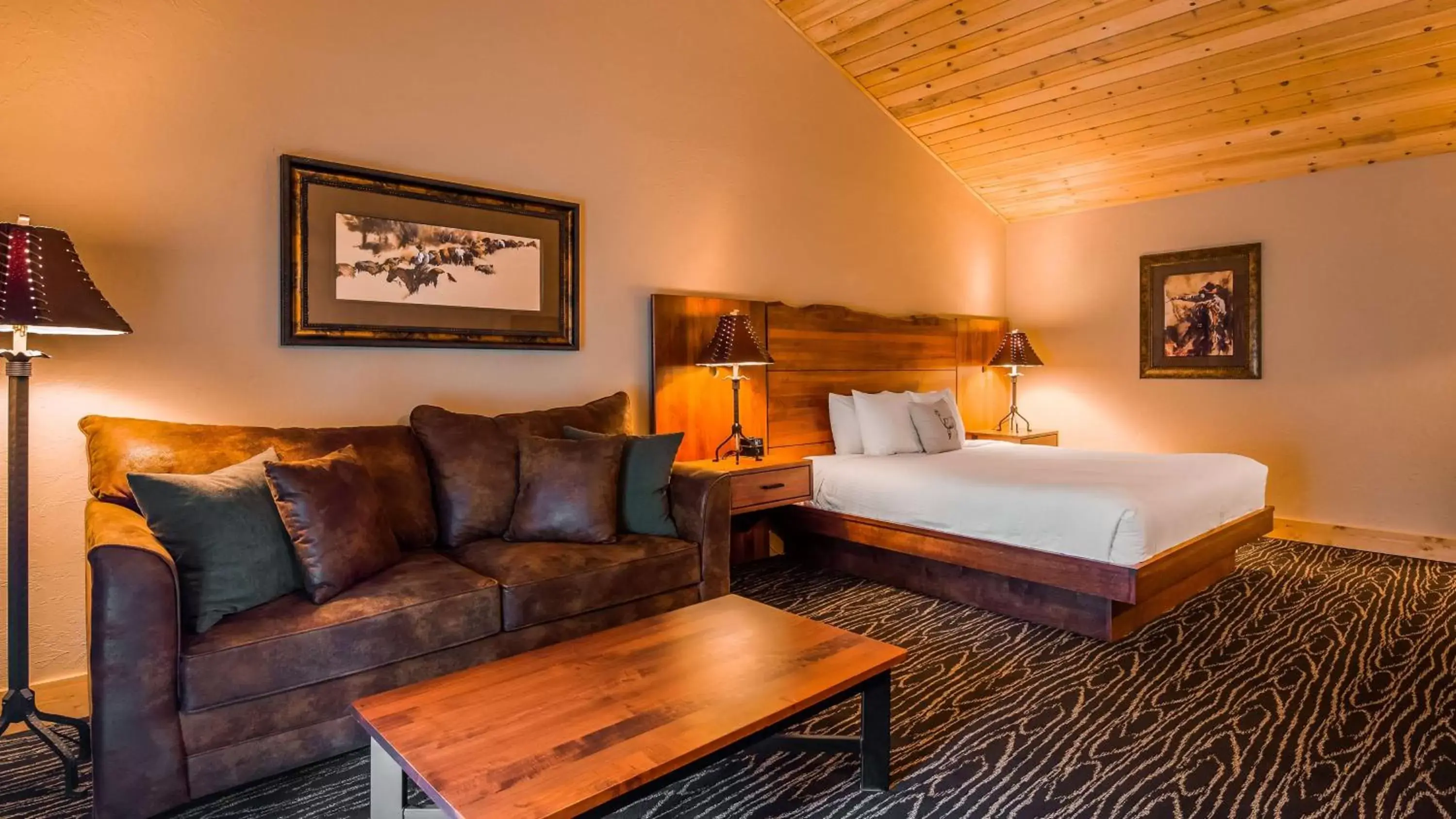 Bedroom in Best Western Ponderosa Lodge