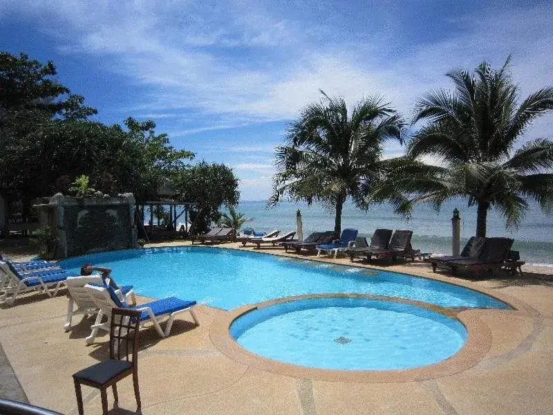 Swimming Pool in Lanta Paradise Beach Resort