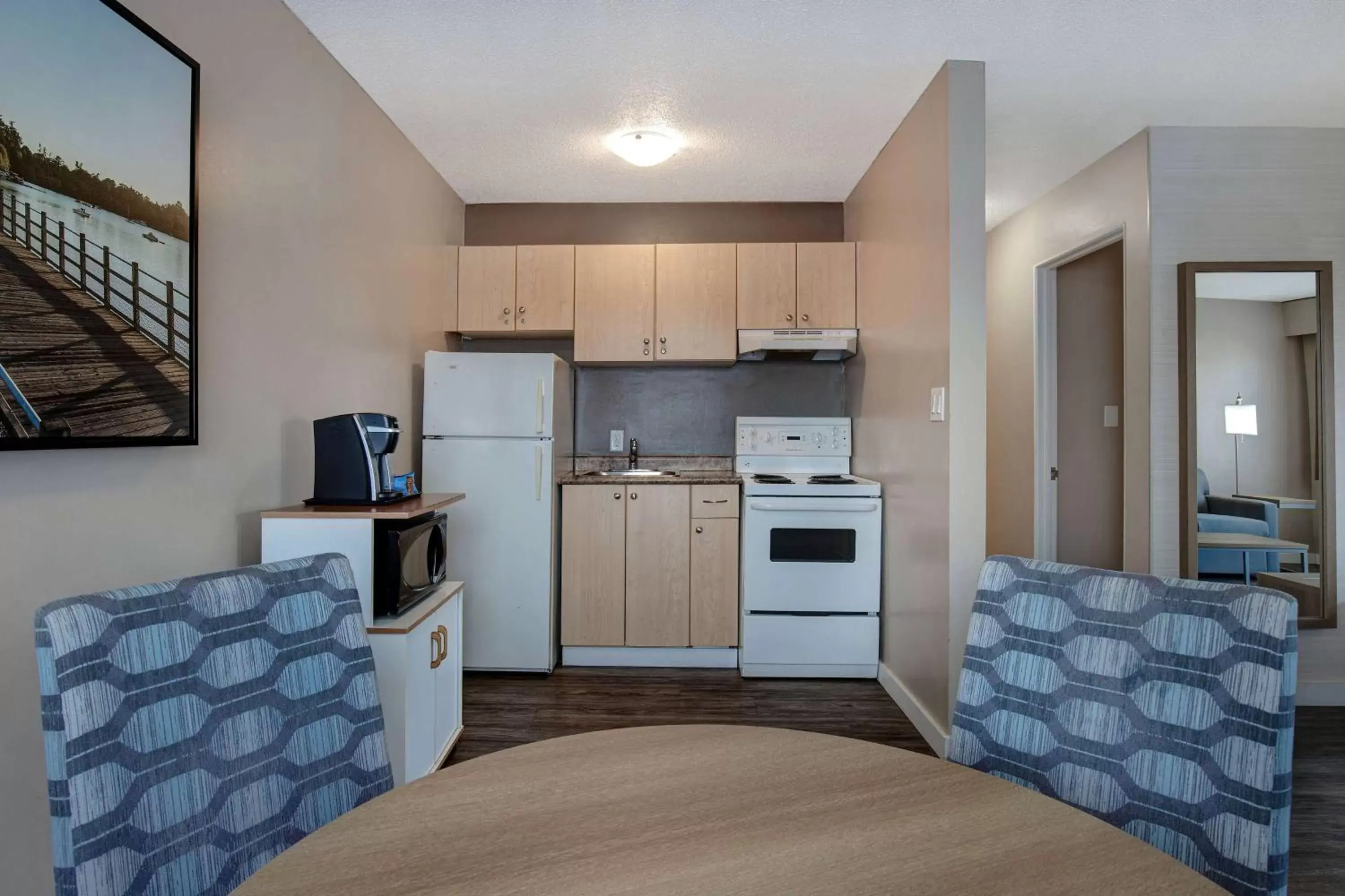 Photo of the whole room, Kitchen/Kitchenette in Days Inn by Wyndham Victoria Uptown