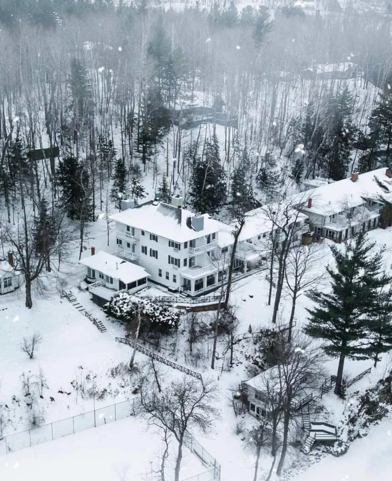 Property building, Winter in Manoir Hovey