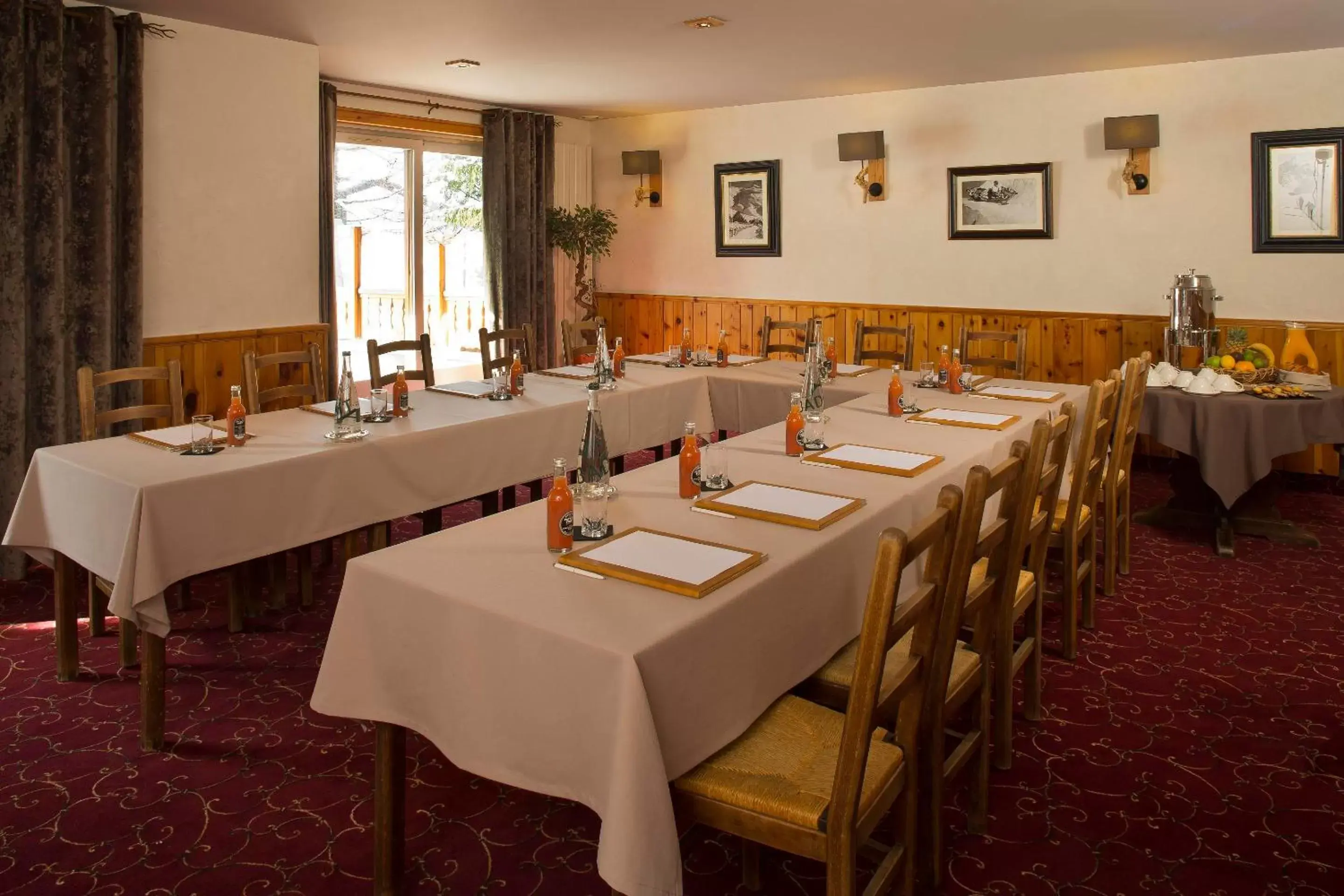 Business facilities, Restaurant/Places to Eat in Chalet Mounier