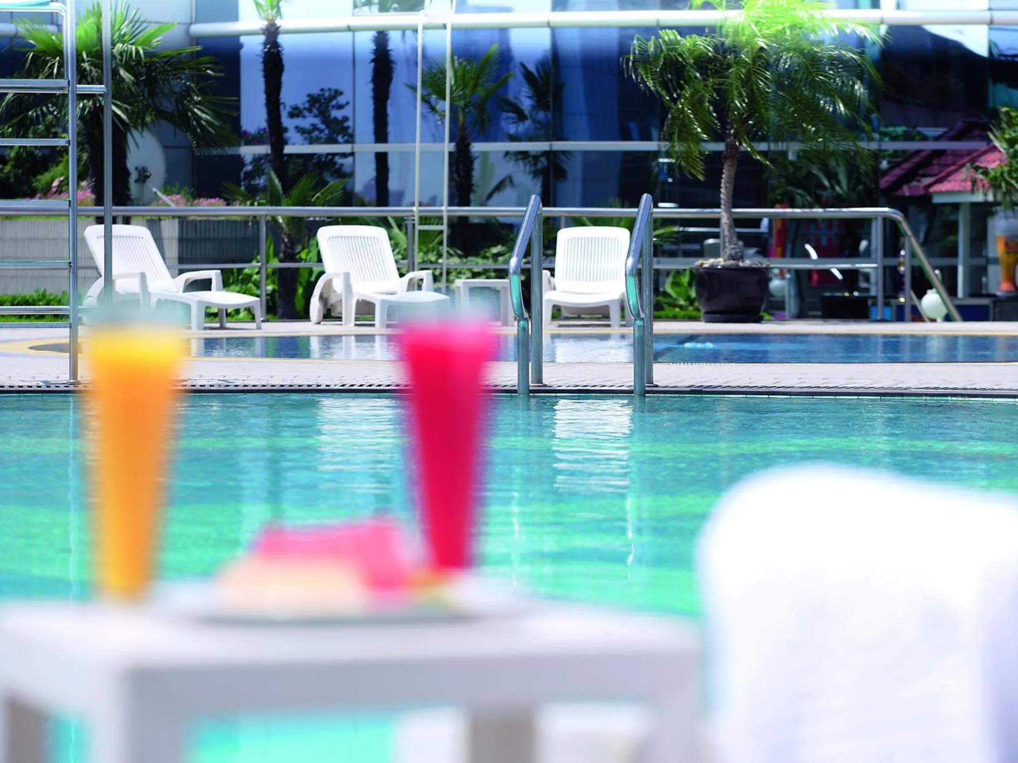 Swimming pool in Jinling Purple Mountain Hotel Shanghai（Shanghai Grand Trustel Purple Mountain Hotel）