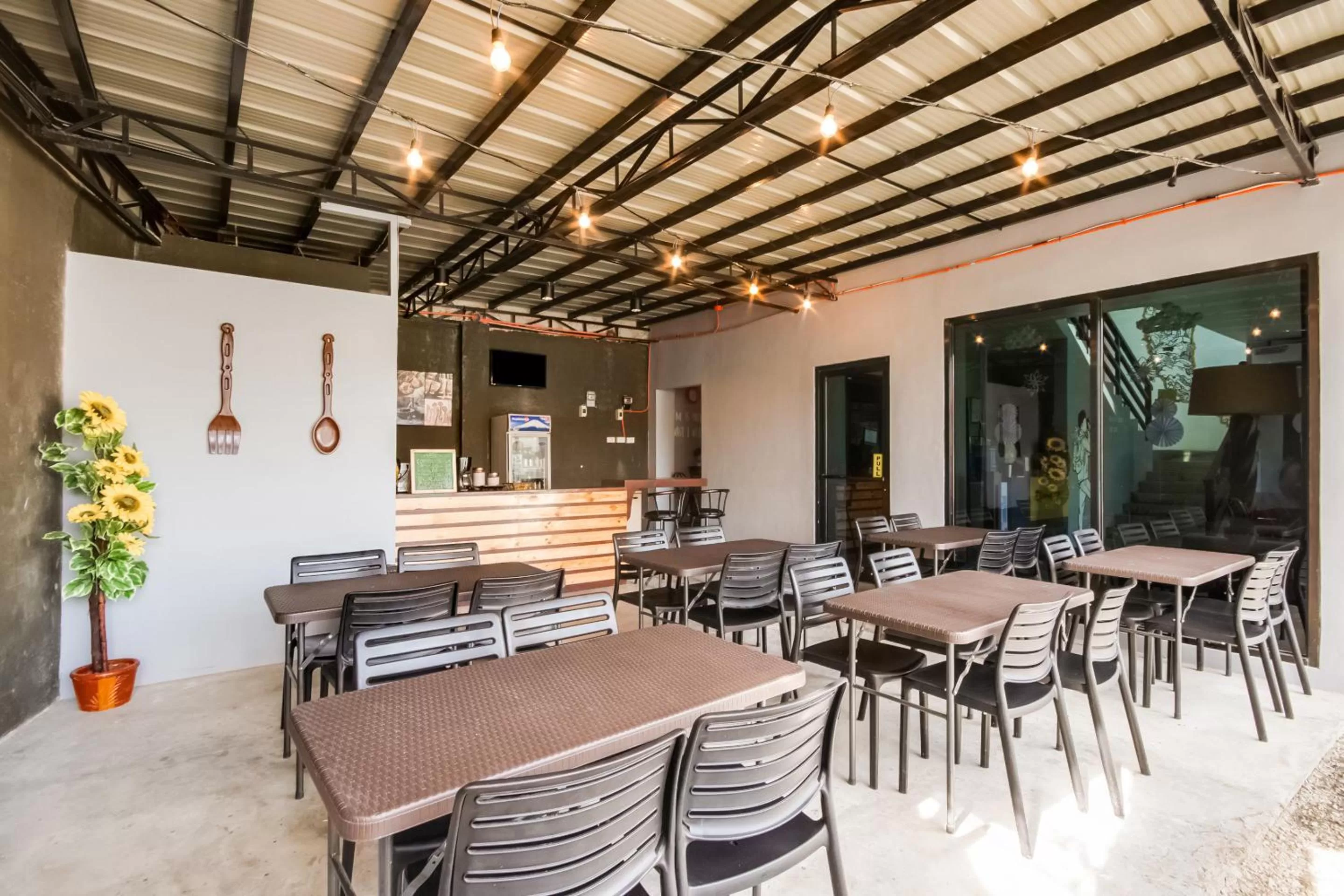 Restaurant/places to eat in The Pocket Hotel