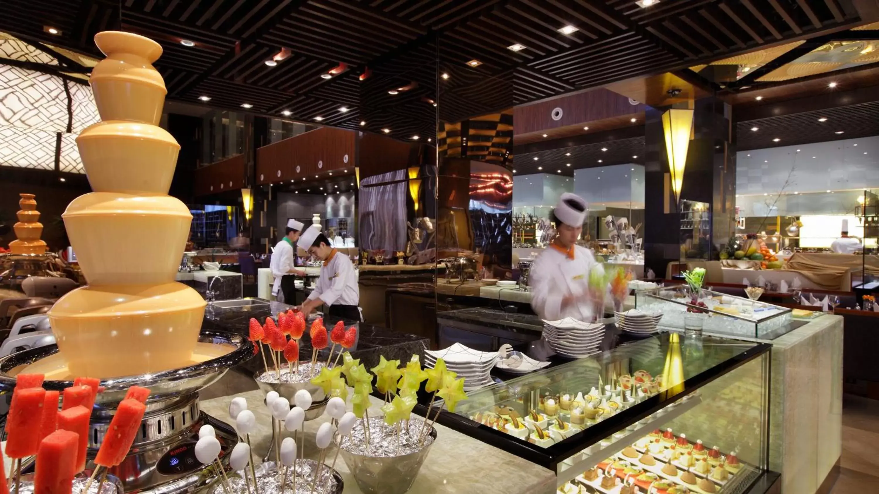 Restaurant/places to eat in Crowne Plaza Yantai Sea View, an IHG Hotel