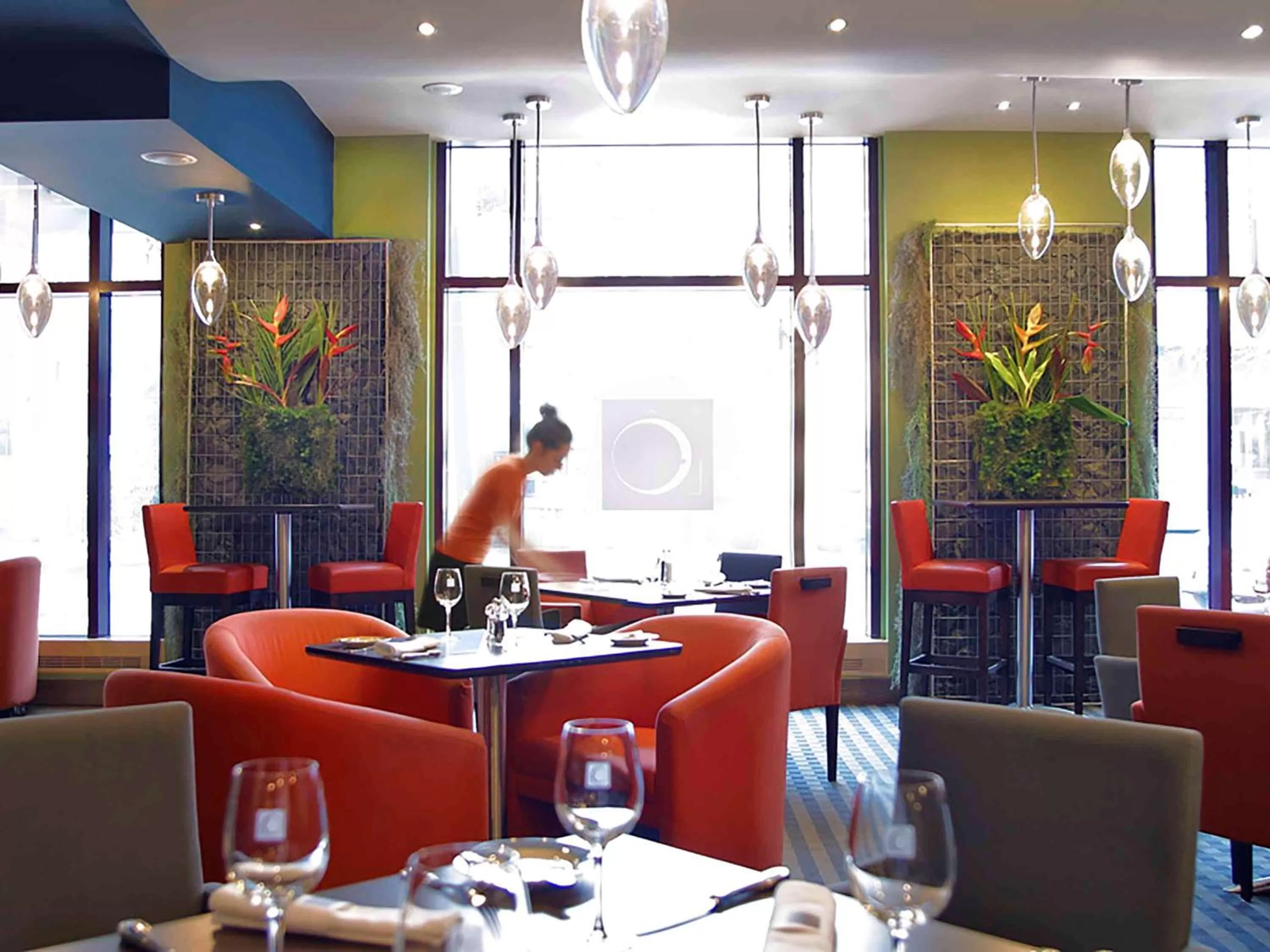 Restaurant/places to eat in Novotel Montreal Center