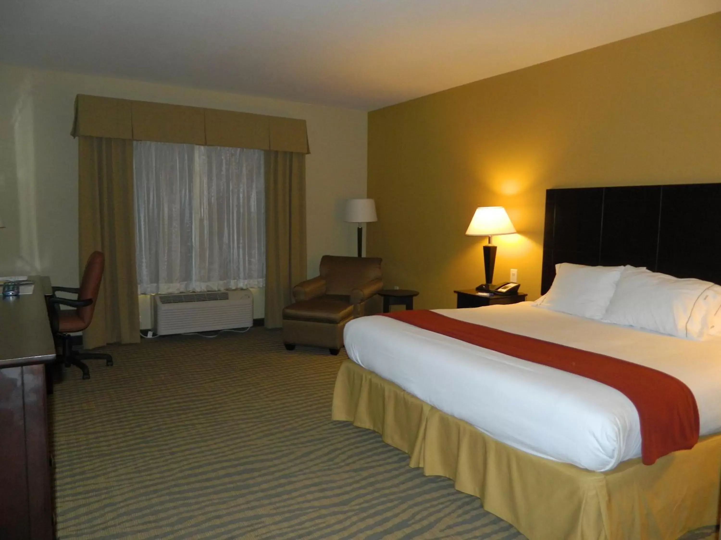 Bed in Holiday Inn Express & Suites Gallup East, an IHG Hotel