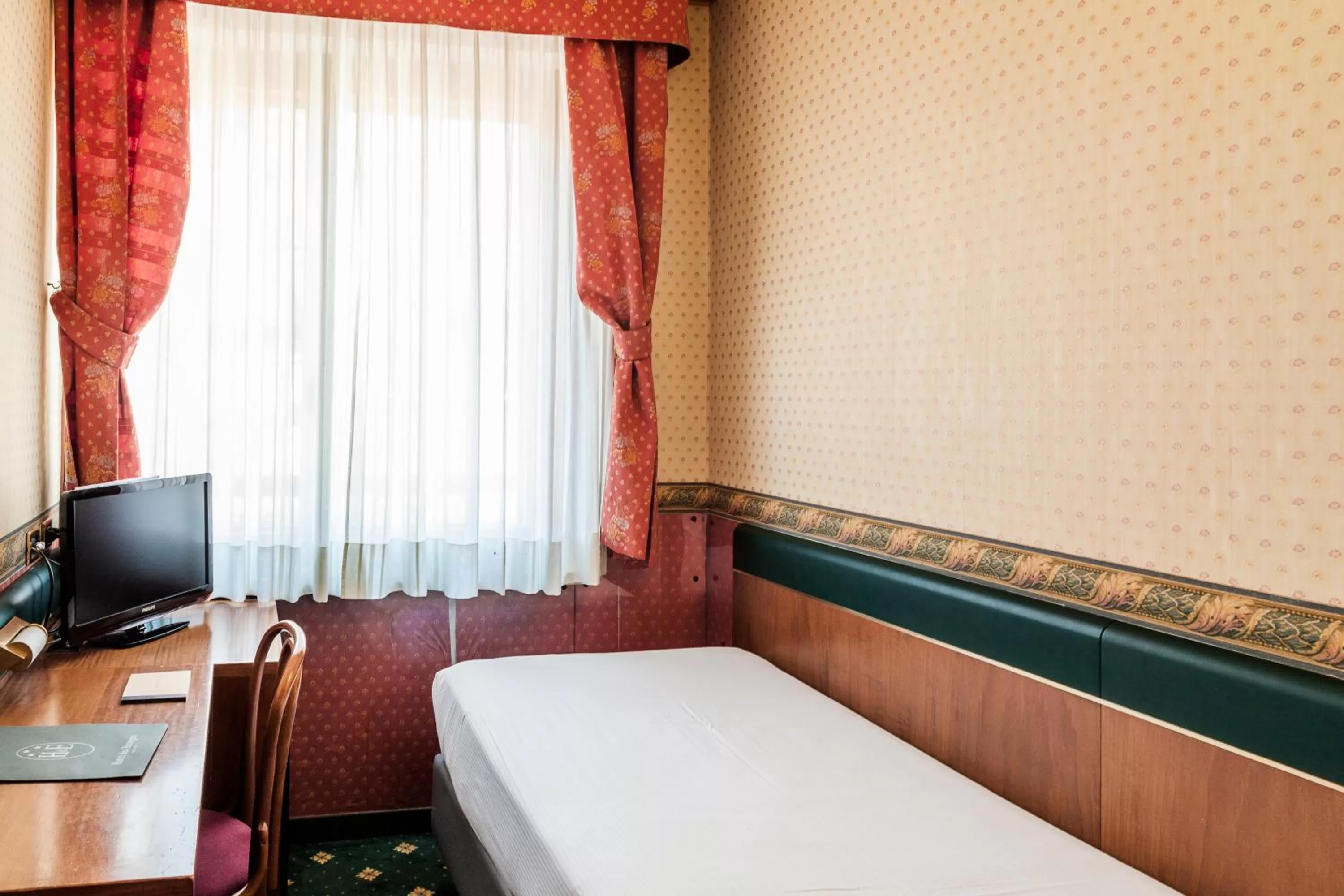 Bed in Hotel Des Etrangers