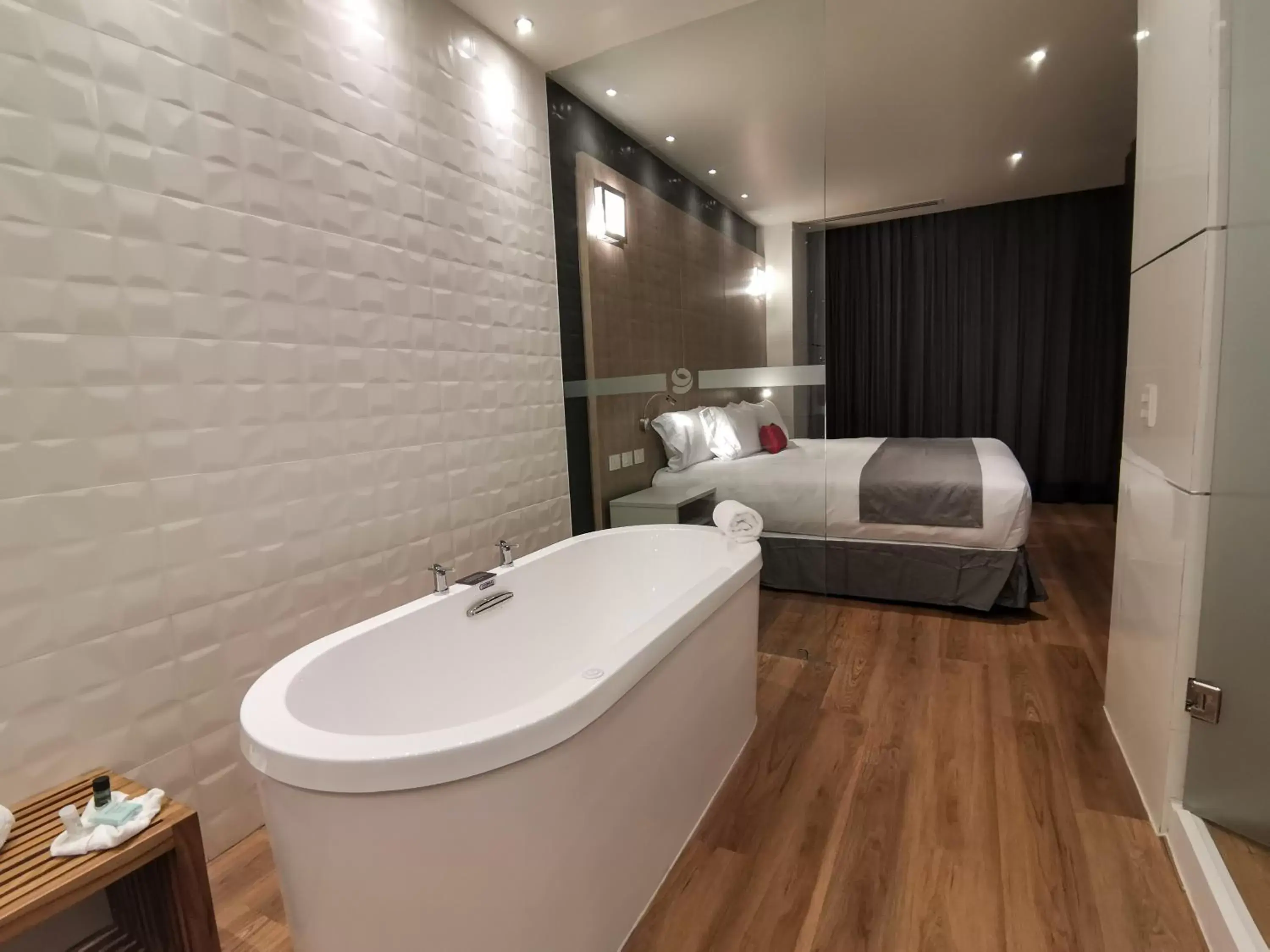 Hot Tub, Bed in Ramada Encore by Wyndham Monterrey Apodaca Zona Aeropuerto Hot Tub, Bed in Ramada Encore by Wyndham Monterrey Apodaca Zona Aeropuerto