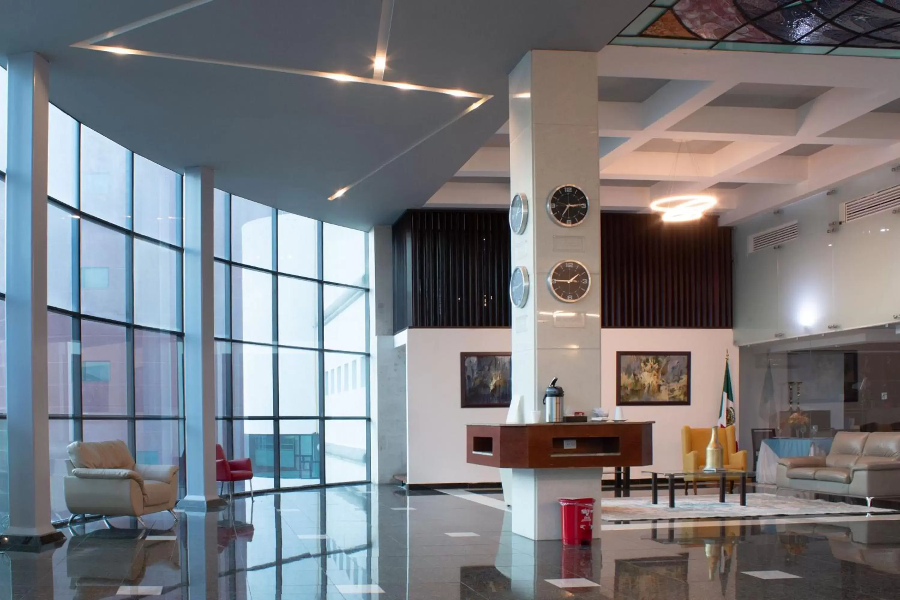 Lobby or reception, Kitchen/Kitchenette in Holiday Inn Queretaro Zona Diamante, an IHG Hotel