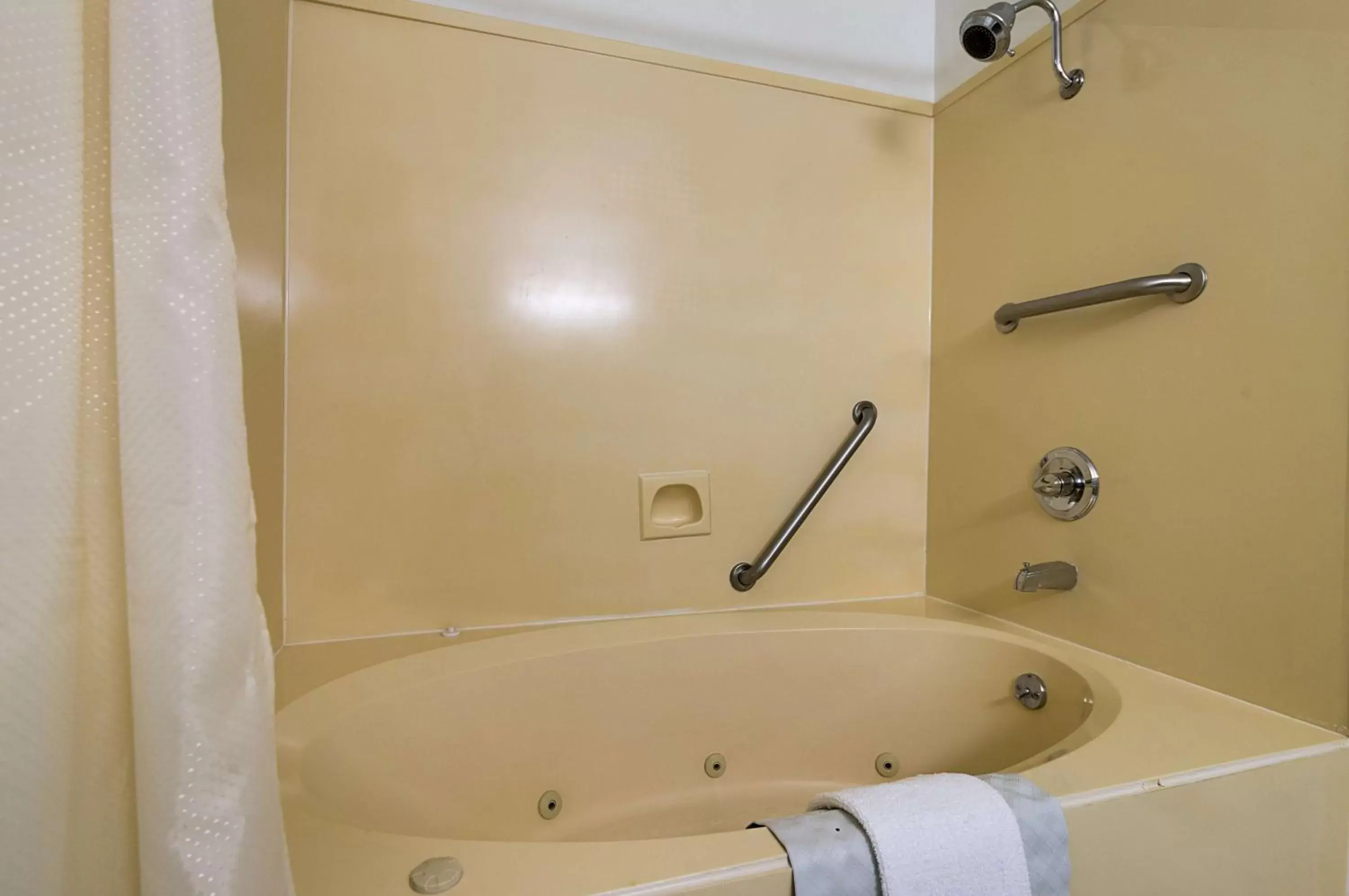 Shower, Bathroom in Motel 6-New Iberia, LA