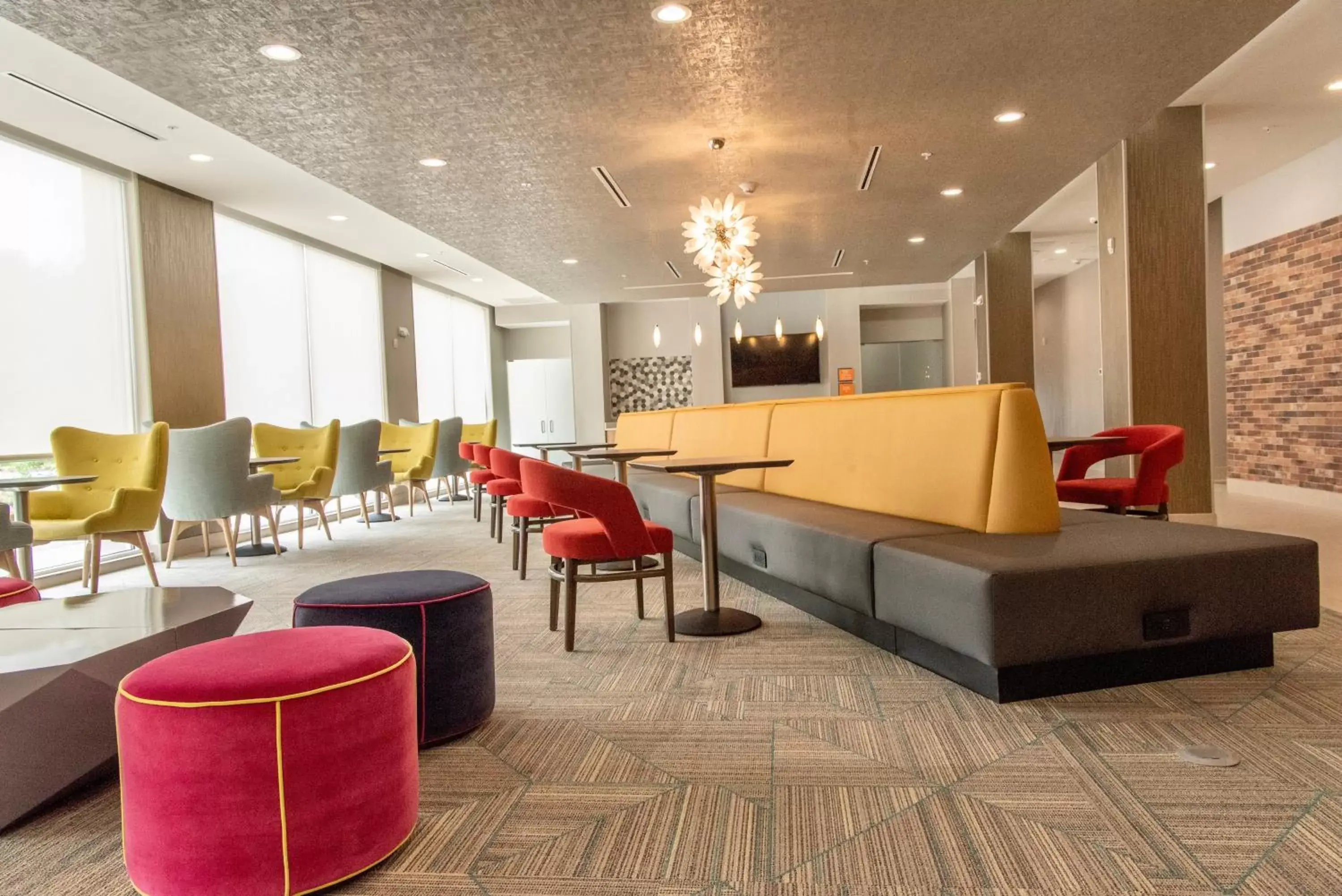 Lobby or reception, Lounge/Bar in La Quinta Inn & Suites by Wyndham Lake City