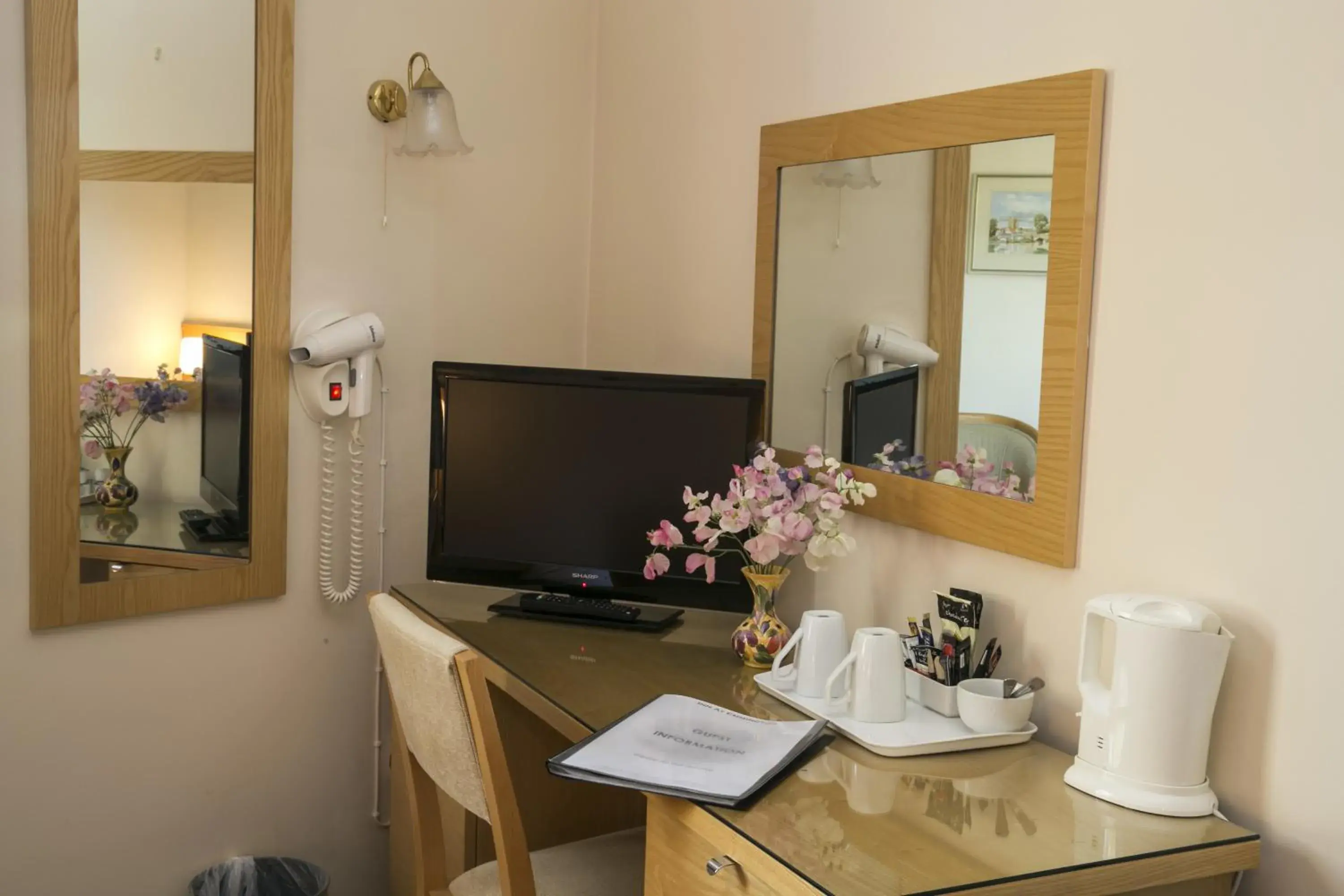 Bedroom, TV/Entertainment Center in The Inn at Emmington